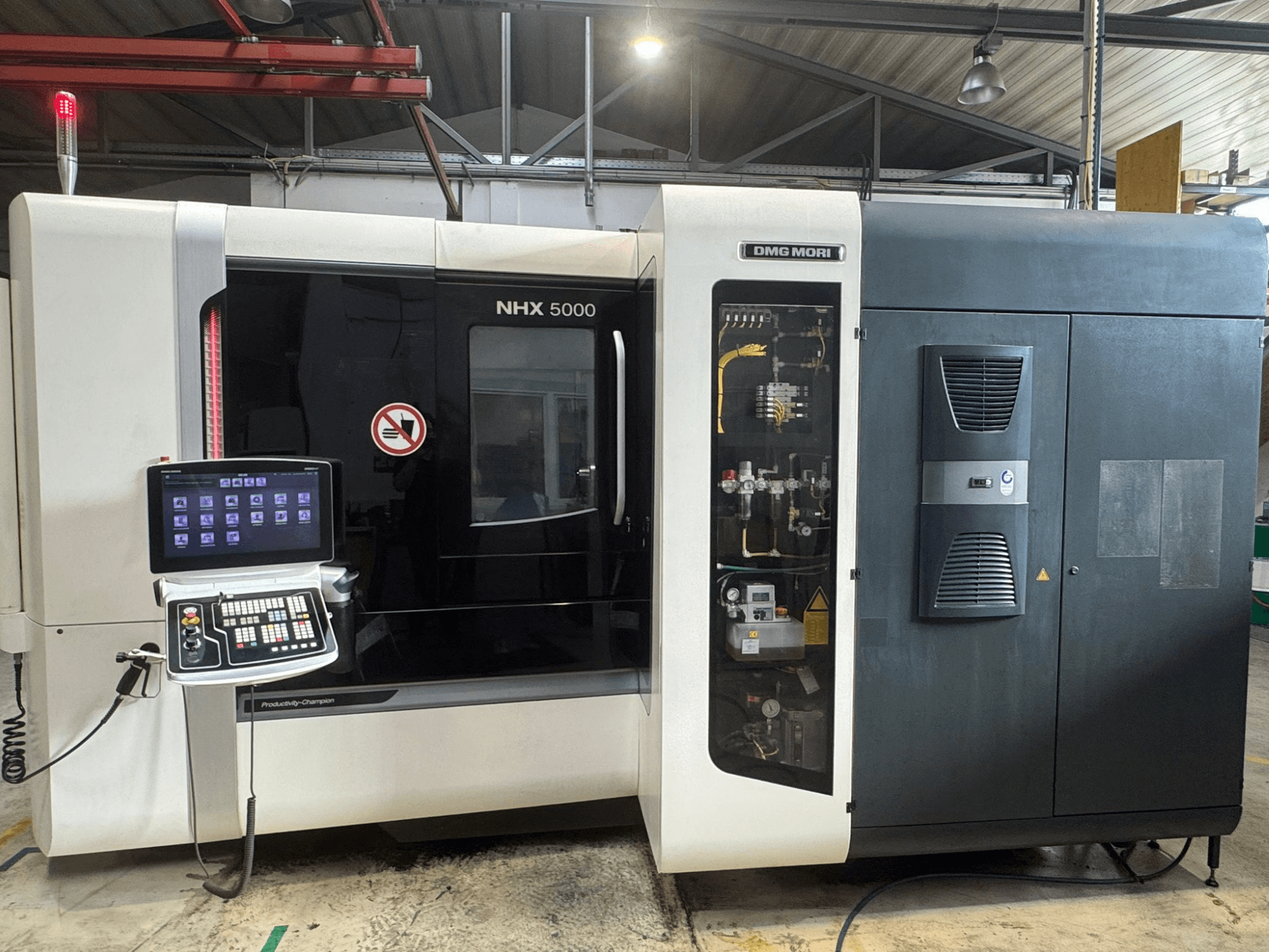 DMG MORI NHX 5000 horizontaliojo apdirbimo centro priekinis vaizdas, kuriame matyti valdymo skydelis ir staklių detalės.
