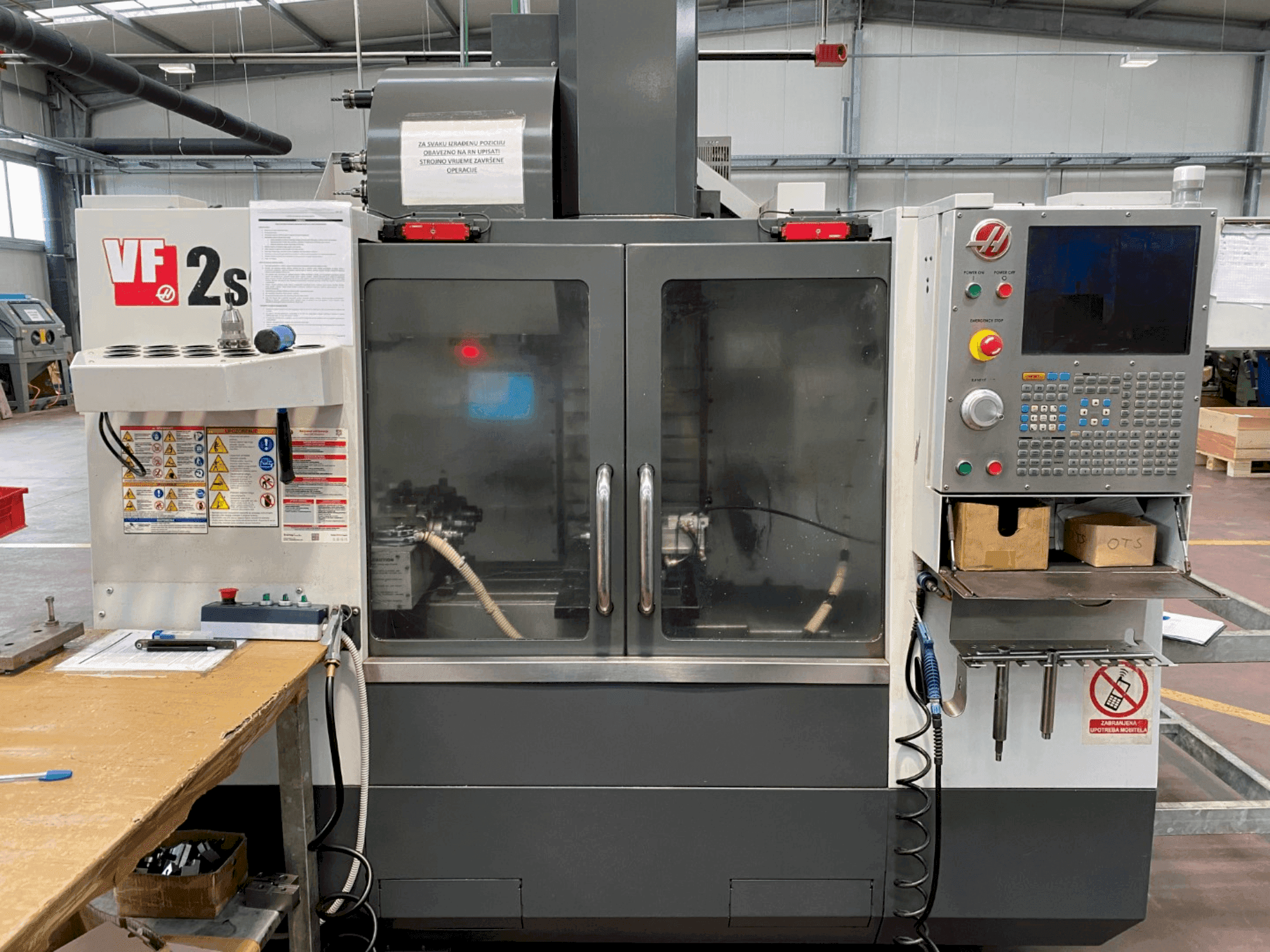 HAAS VF2SS (2014) Mašinos vaizdas iš priekio