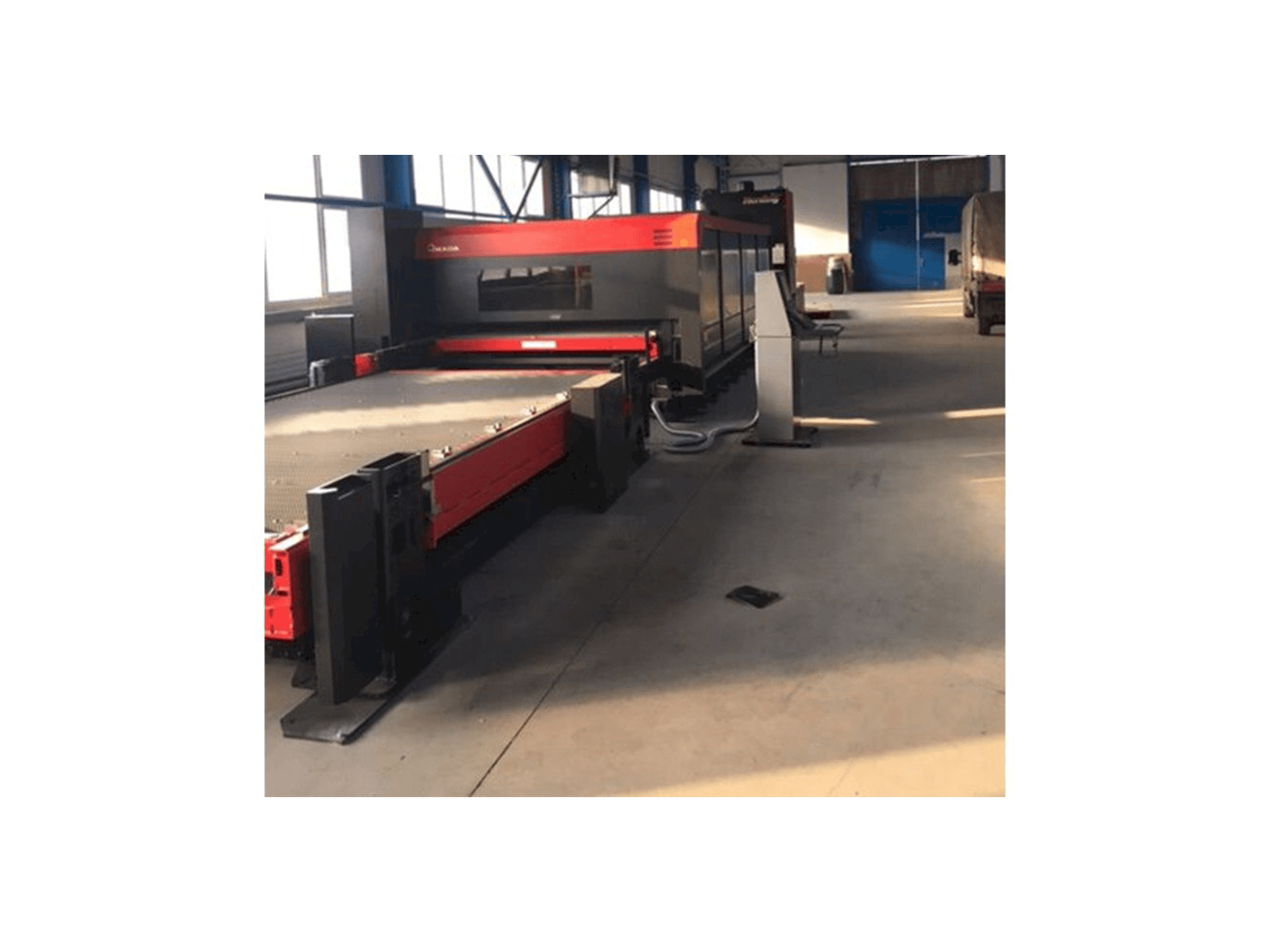 AMADA FO-4222 M2 NT Mašinos vaizdas iš priekio