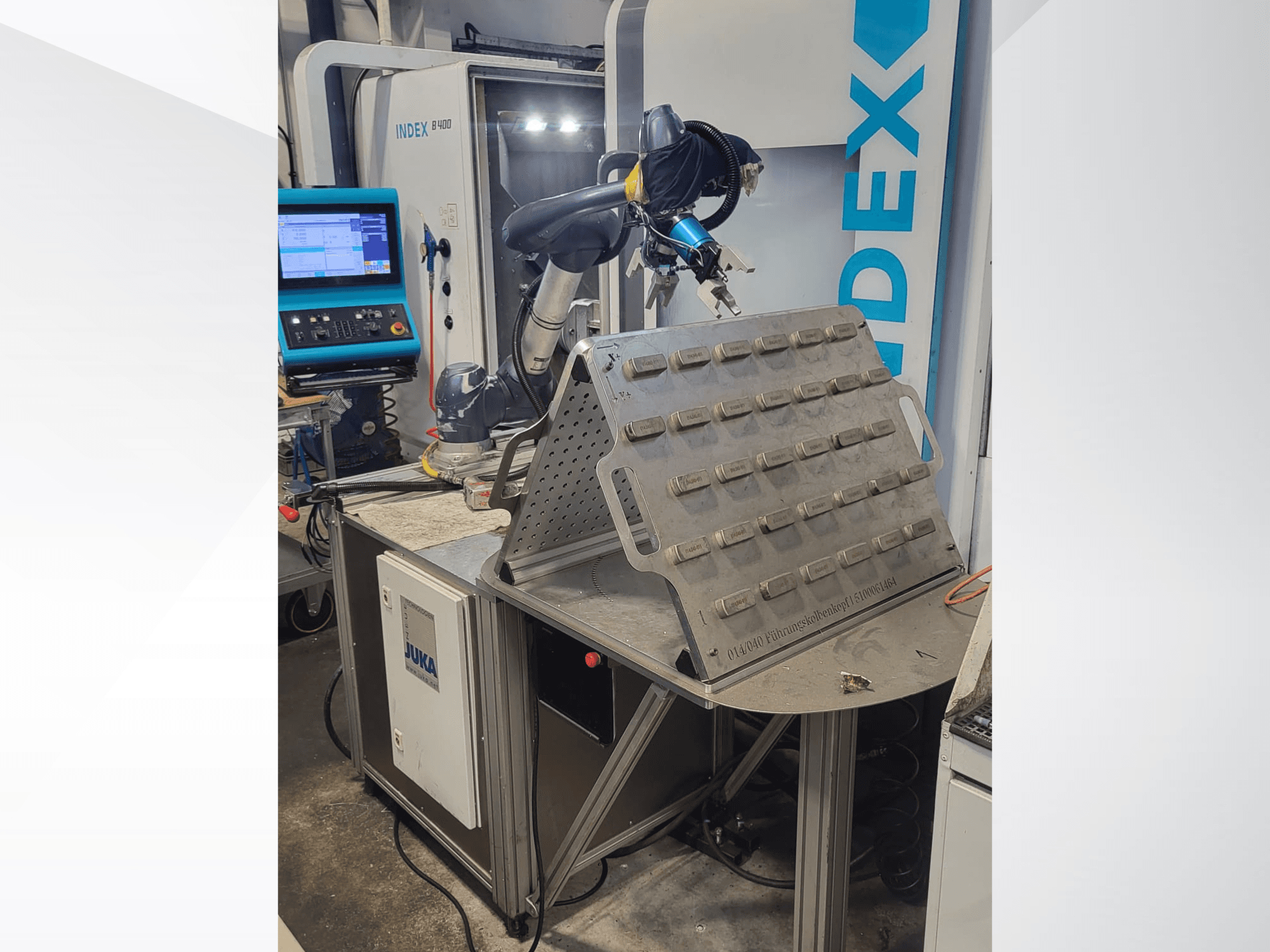 Bendradarbiavimo robotas DOOSAN M1013 iš priekio, pastatytas prie darbo stalo su įrankių laikikliu ir valdymo pultu.