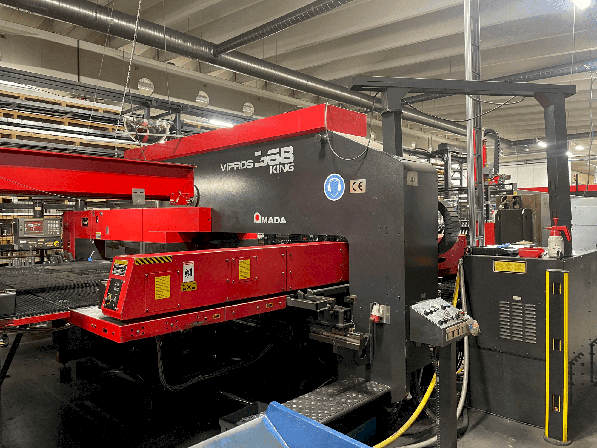 AMADA Vipros King 368 Mašinos vaizdas iš priekio