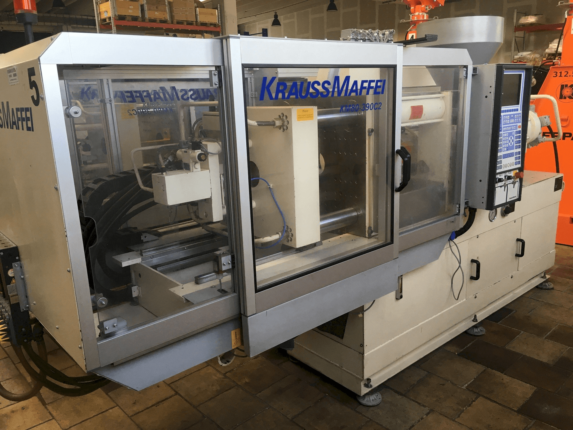 Krauss Maffei 80/390 C2 Mašinos vaizdas iš priekio