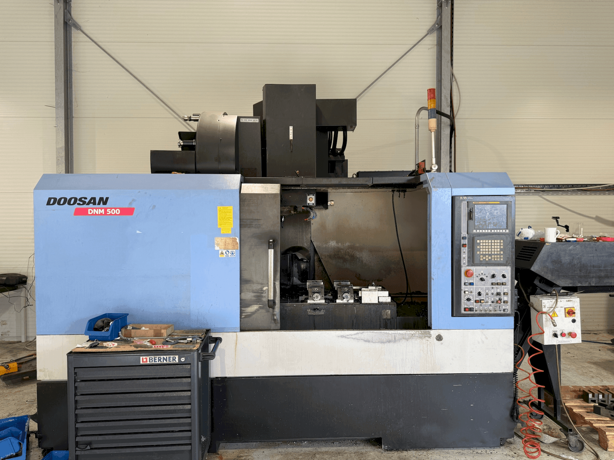 DOOSAN DNM 500 Mašinos vaizdas iš priekio