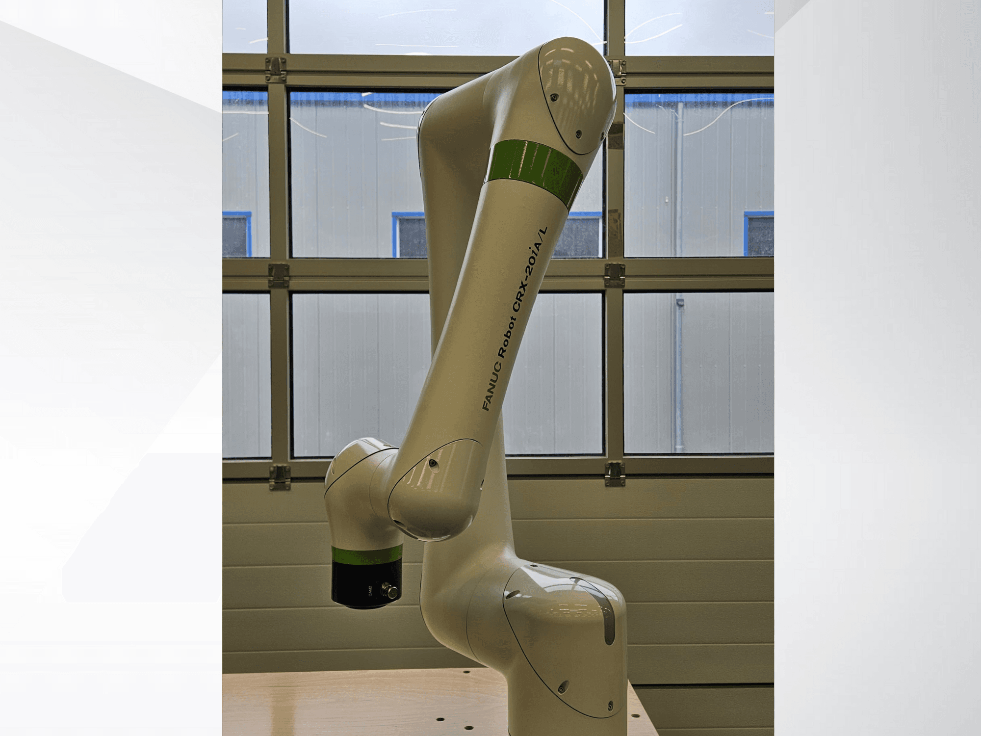 FRANKA ROBOT CRX-20A/L, vaizdas iš šono, matoma šarnyrinė ranka ir žalios ir juodos spalvos griebtuvas.