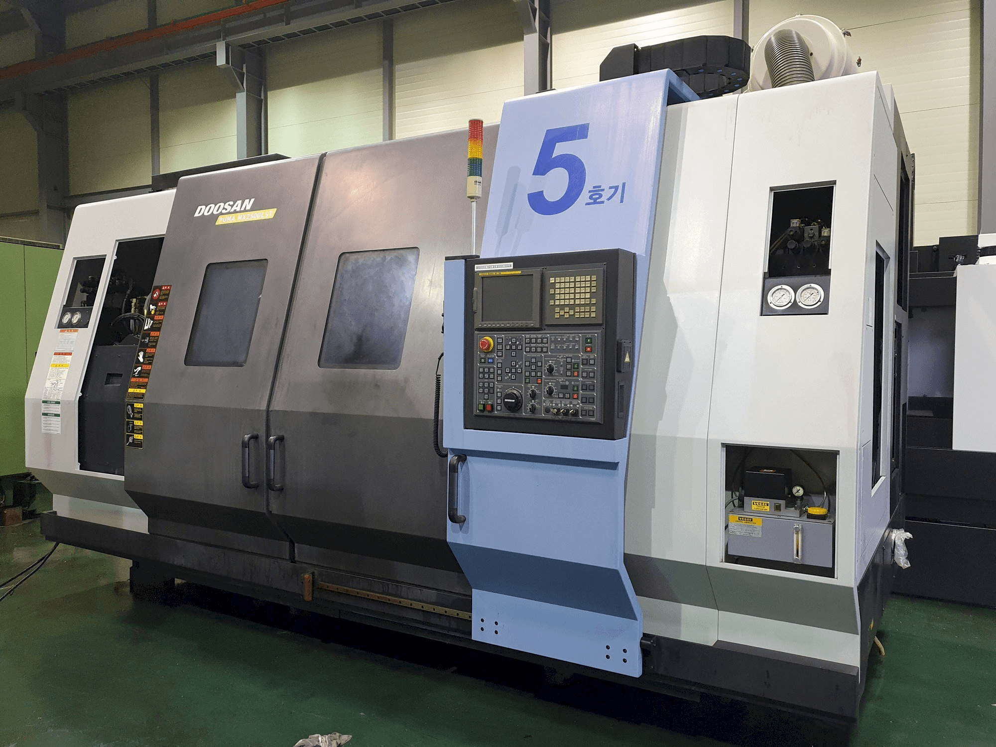 Doosan Puma MX2500LST Mašinos vaizdas iš priekio