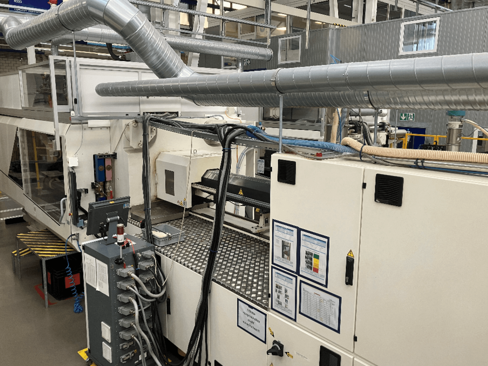 Pramoninės mašinos su išsamiais vamzdynais, valdymo skydeliu ir naudojimo instrukcijomis, žiūrint iš viršaus į apačią.