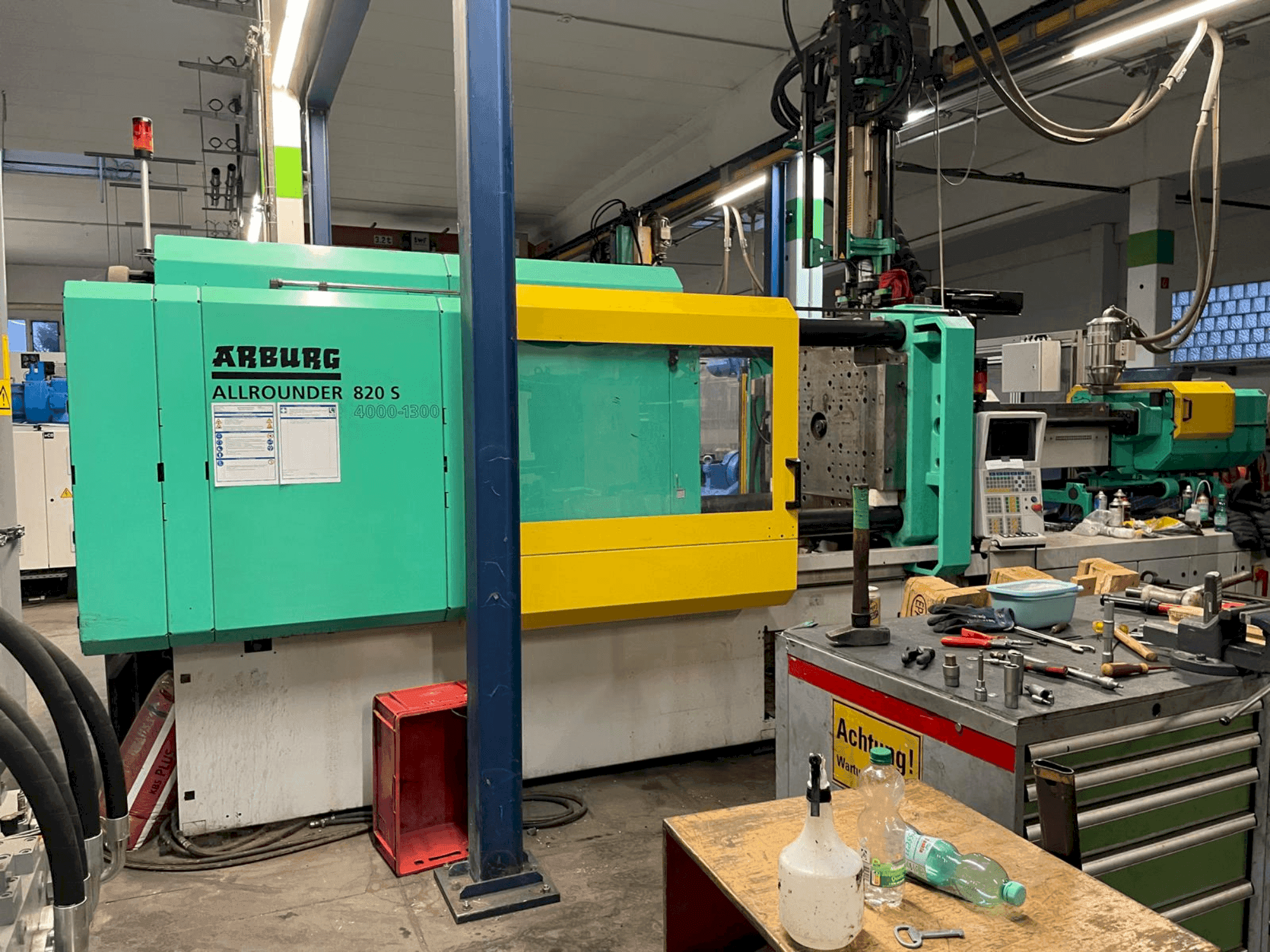 Arburg Allrounder 820 S 4000-1300/350 Mašinos vaizdas iš priekio