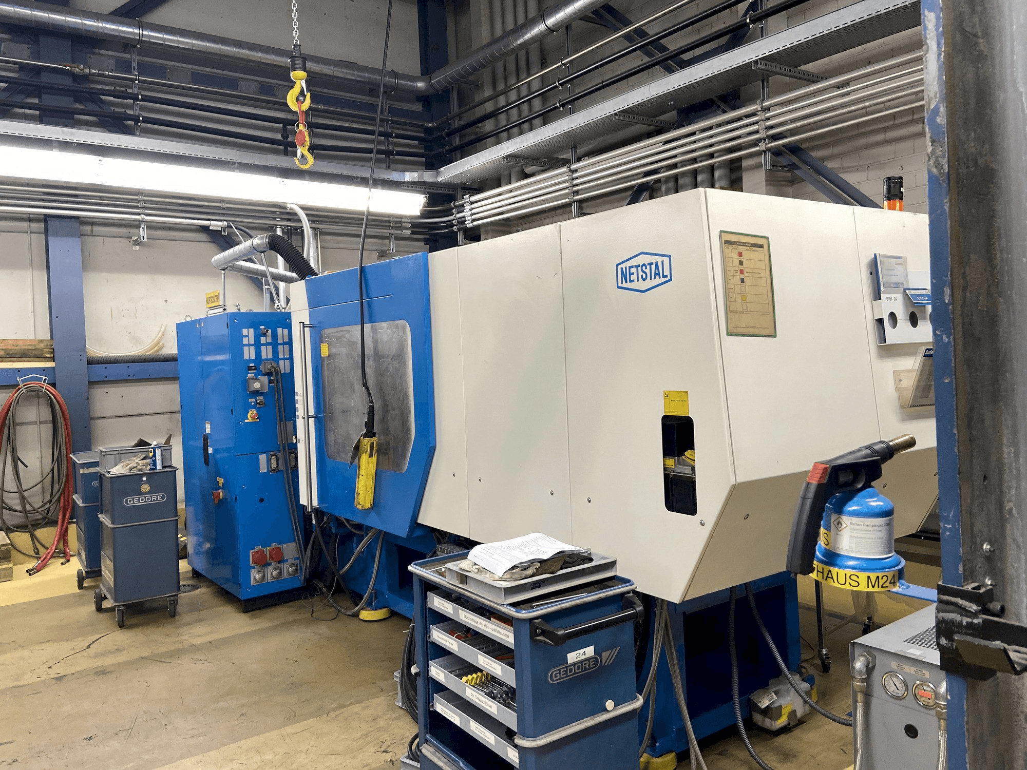 Netstal Synergy 1500K/460 Mašinos vaizdas iš priekio
