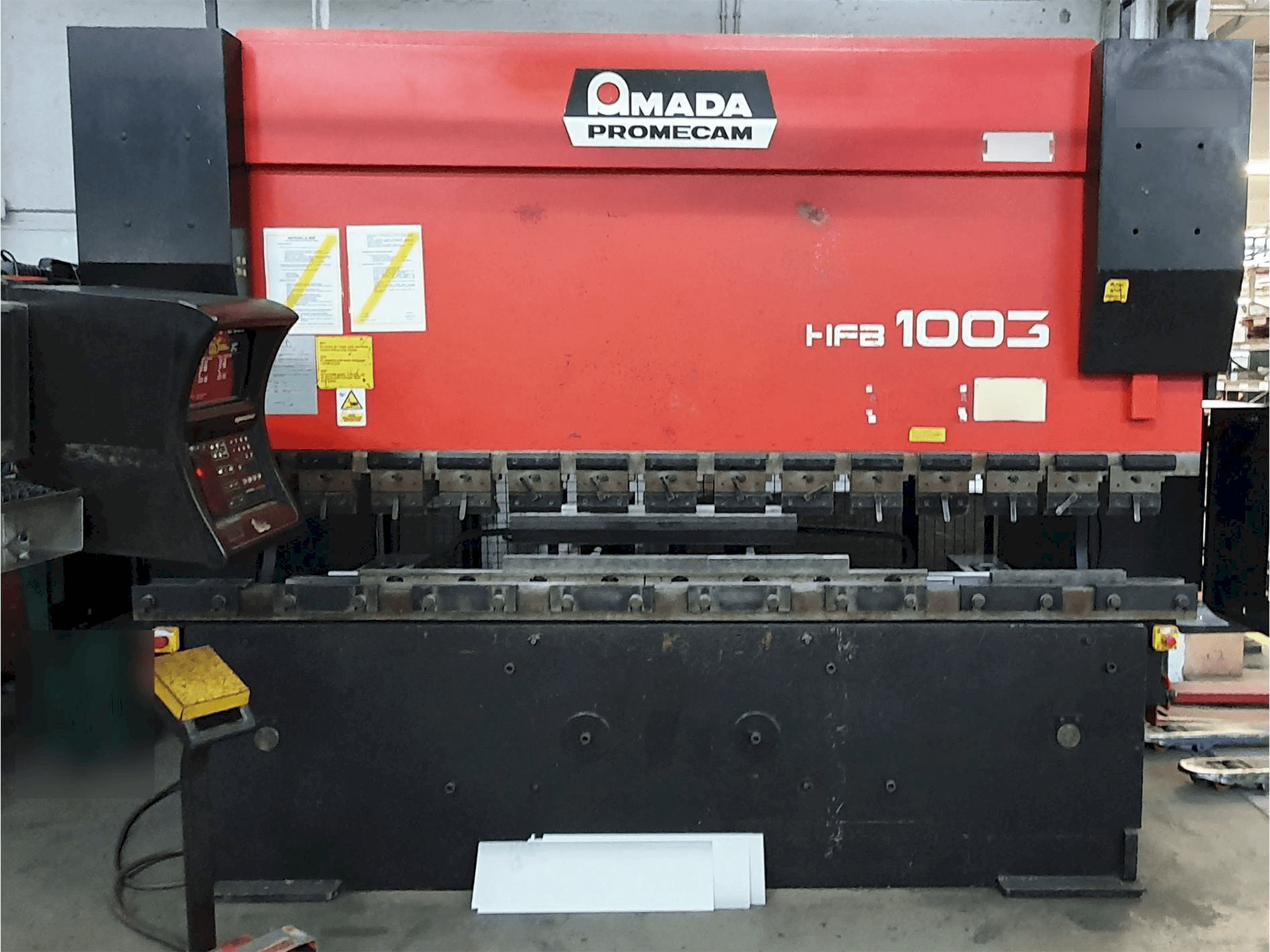 AMADA HFB 100.3 Mašinos vaizdas iš priekio
