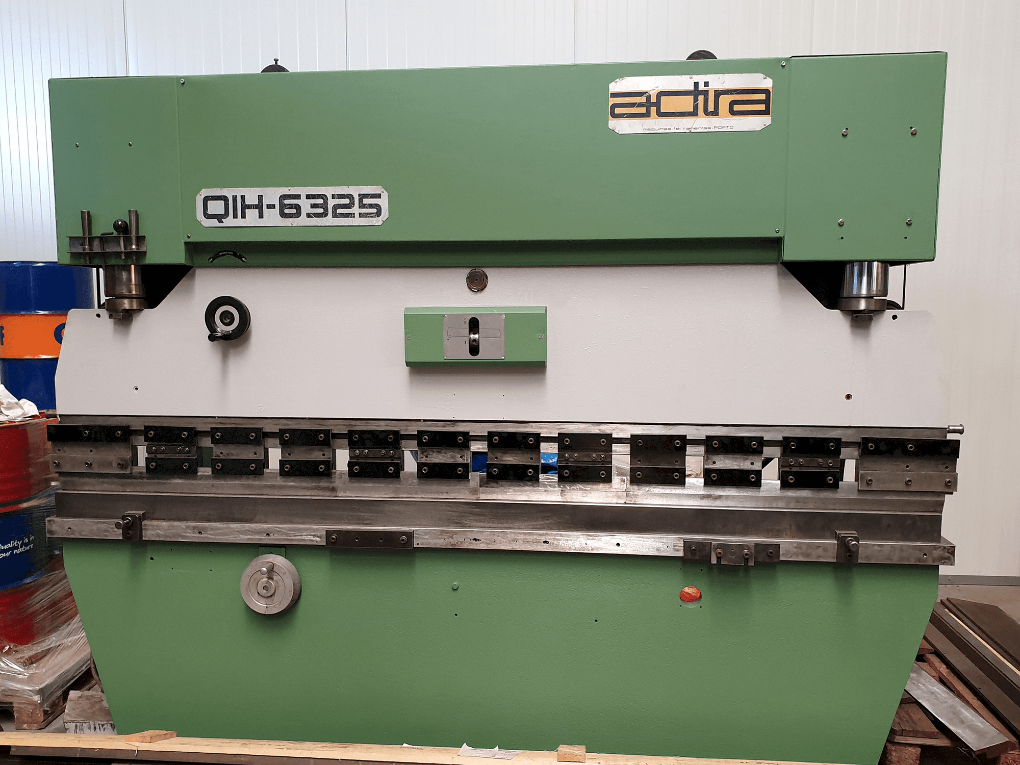 ADIRA QIH 6325 Mašinos vaizdas iš priekio