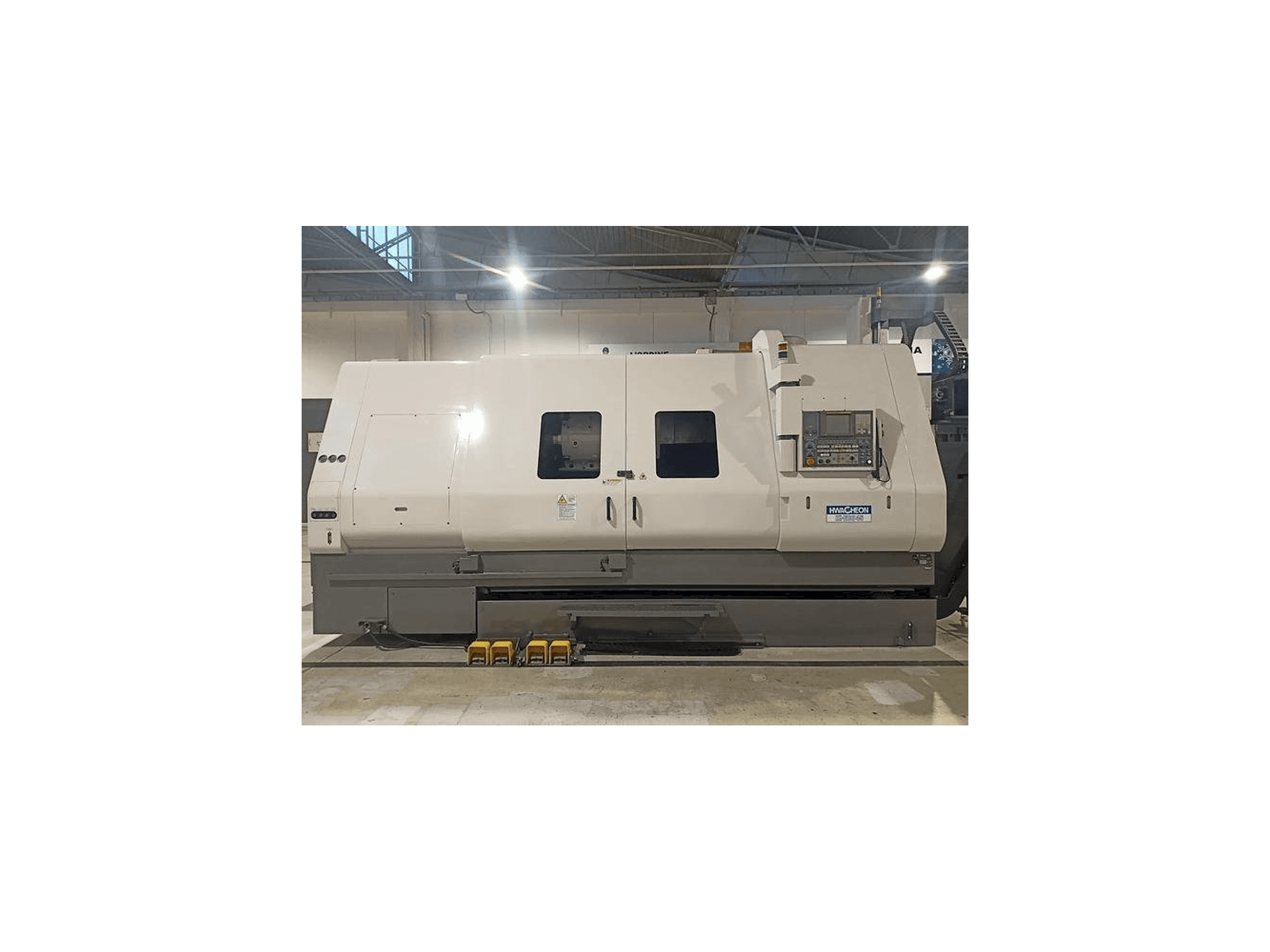 HWACHEON HI-ECO 45 Mašinos vaizdas iš priekio