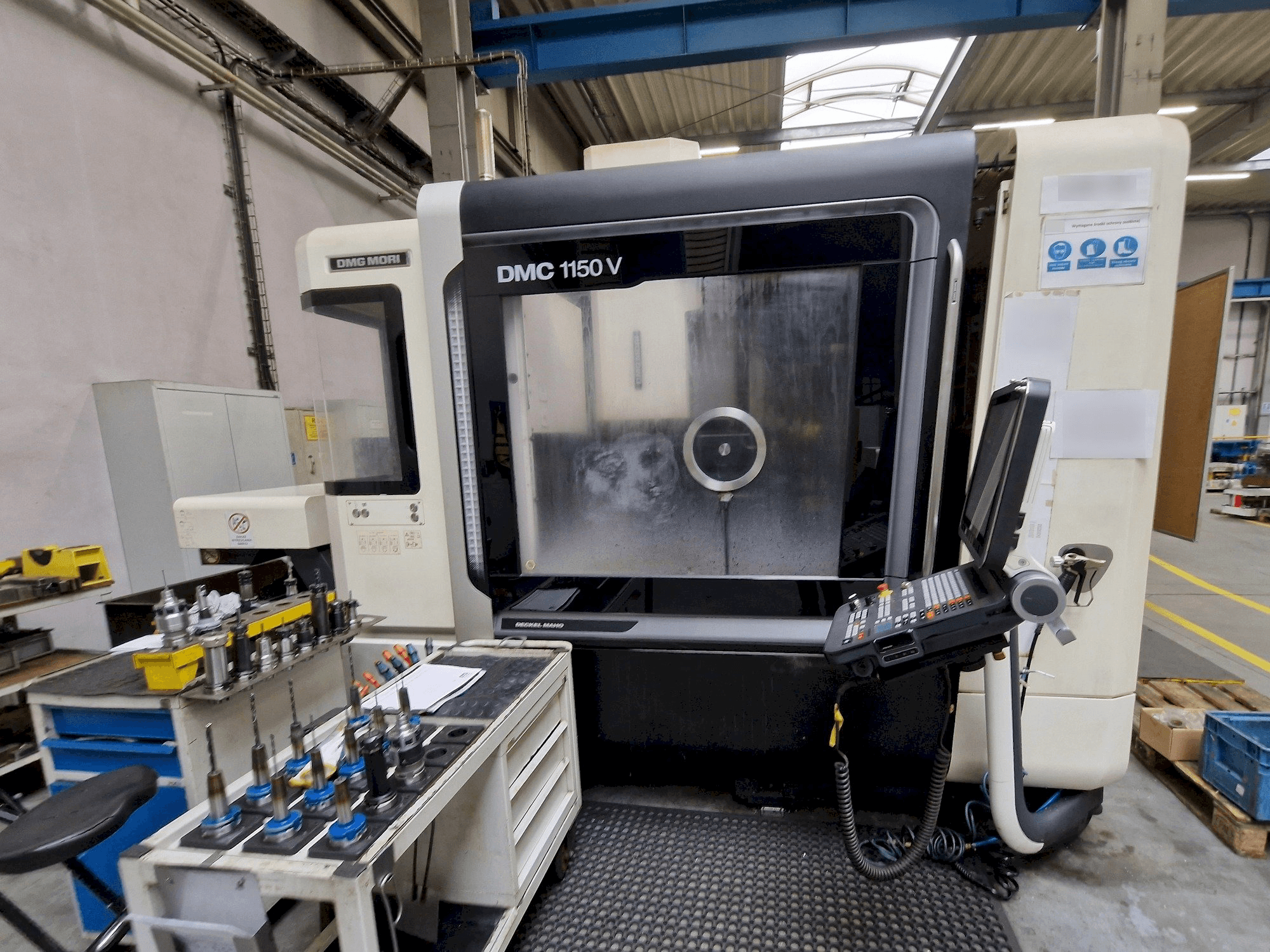 DMG MORI DMC 1150 V Mašinos vaizdas iš priekio