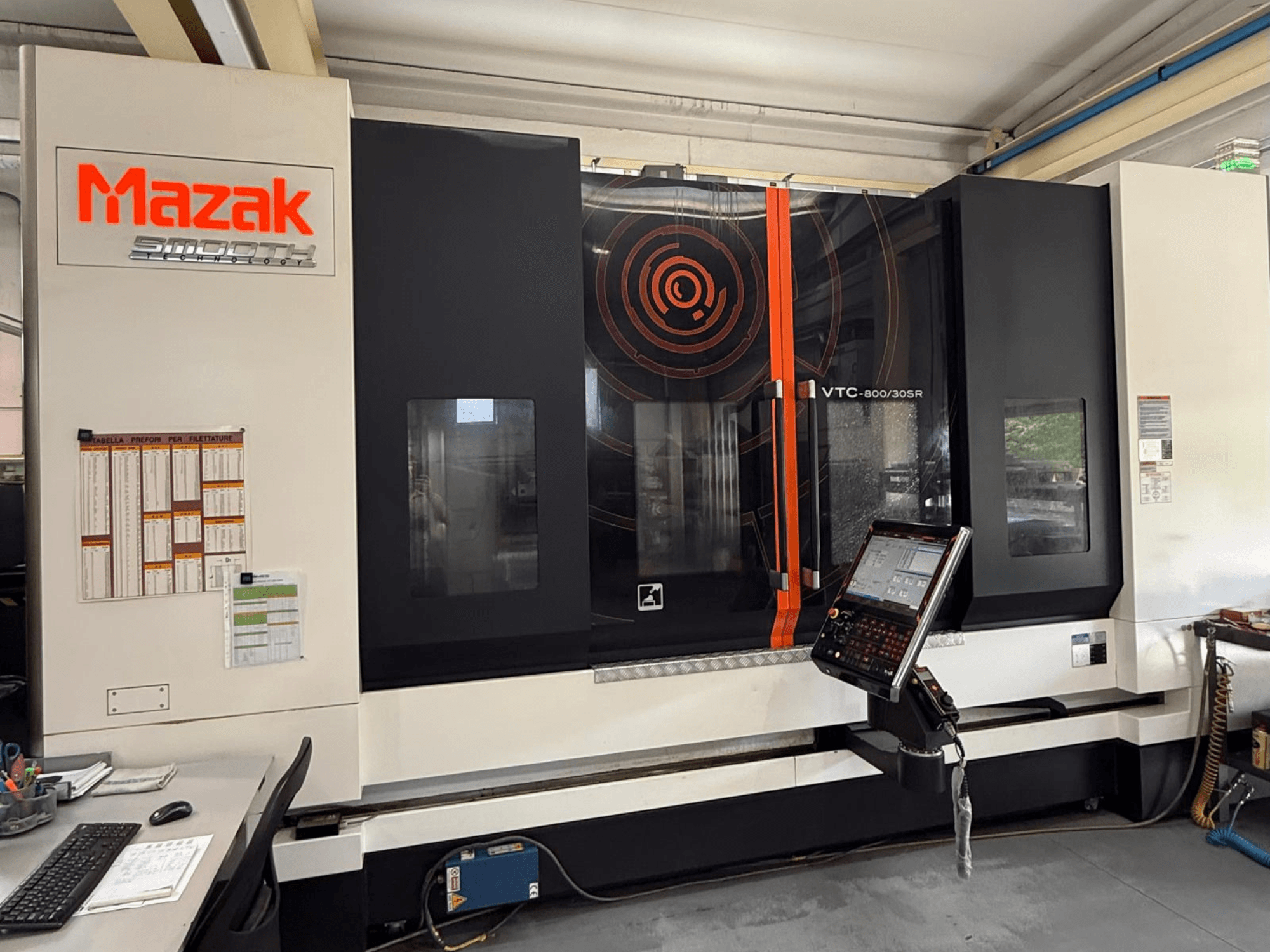 Vertikalusis apdirbimo centras „Mazak VTC-800/30SR“ – vaizdas iš priekio, kuriame matomas valdymo pultas, ekranas ir darbo zona.