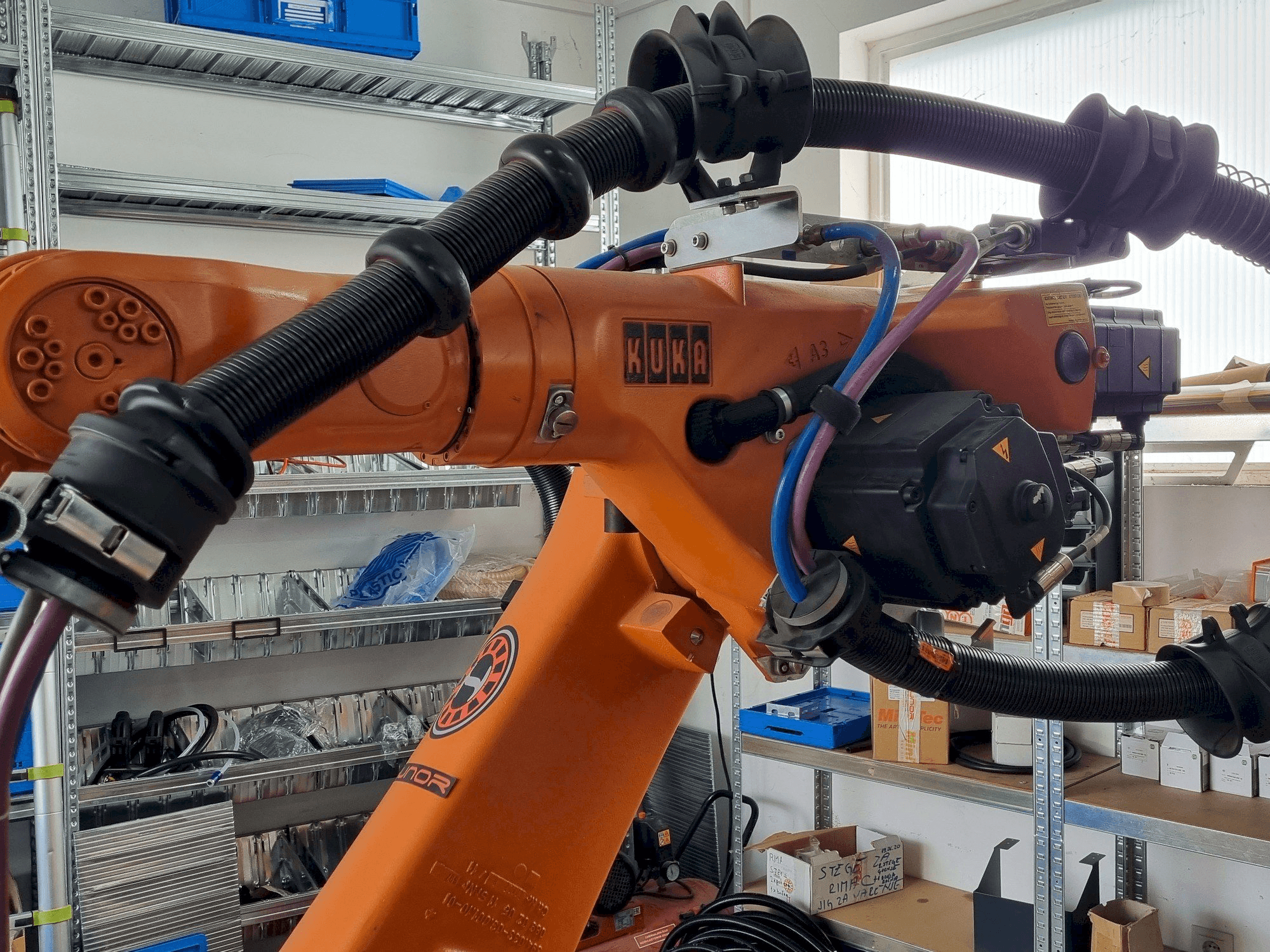 KUKA KR60 HA - KRC2ed05 Mašinos vaizdas iš priekio