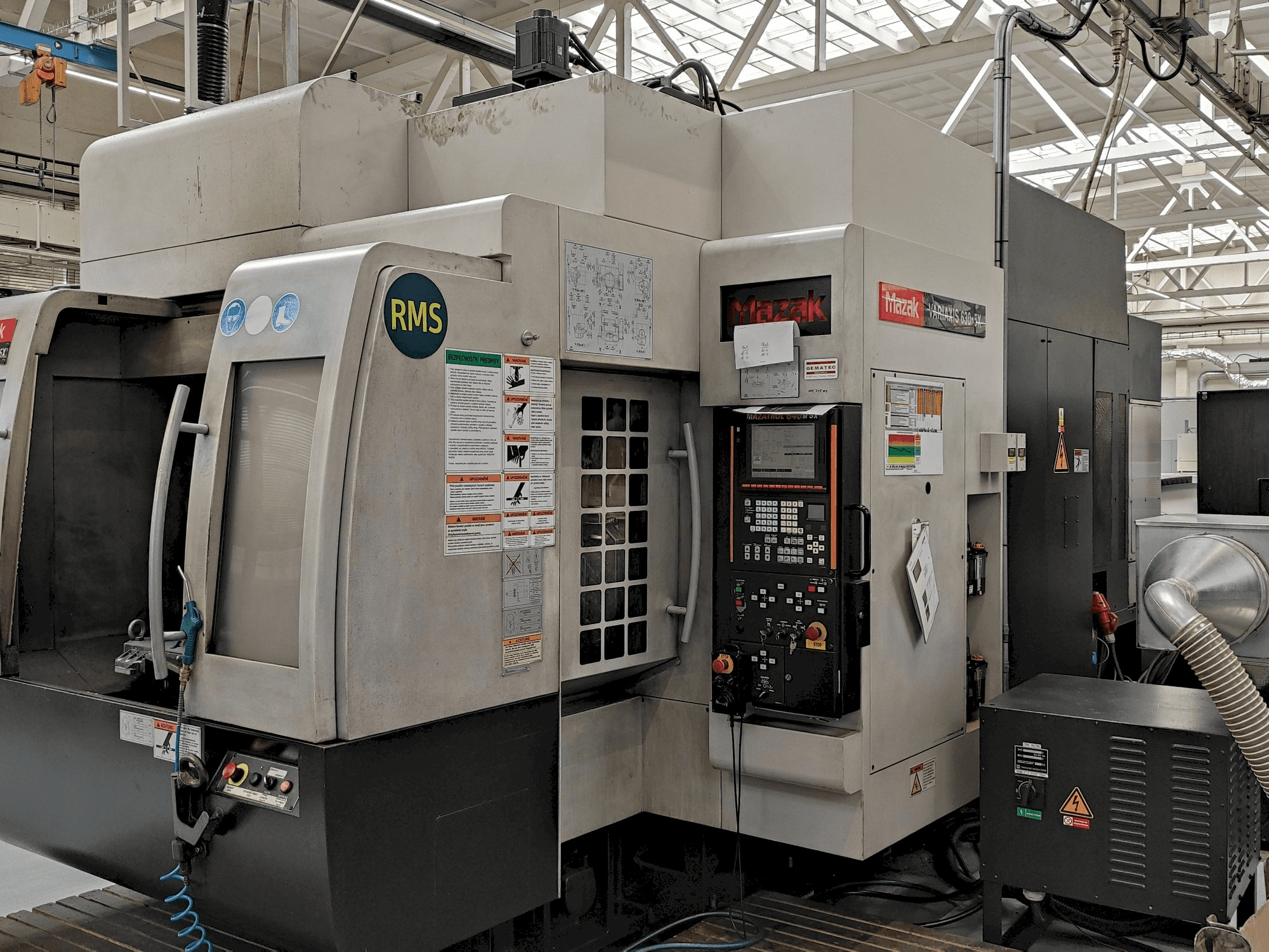 Mazak Variaxis 630-5X Mašinos vaizdas iš priekio