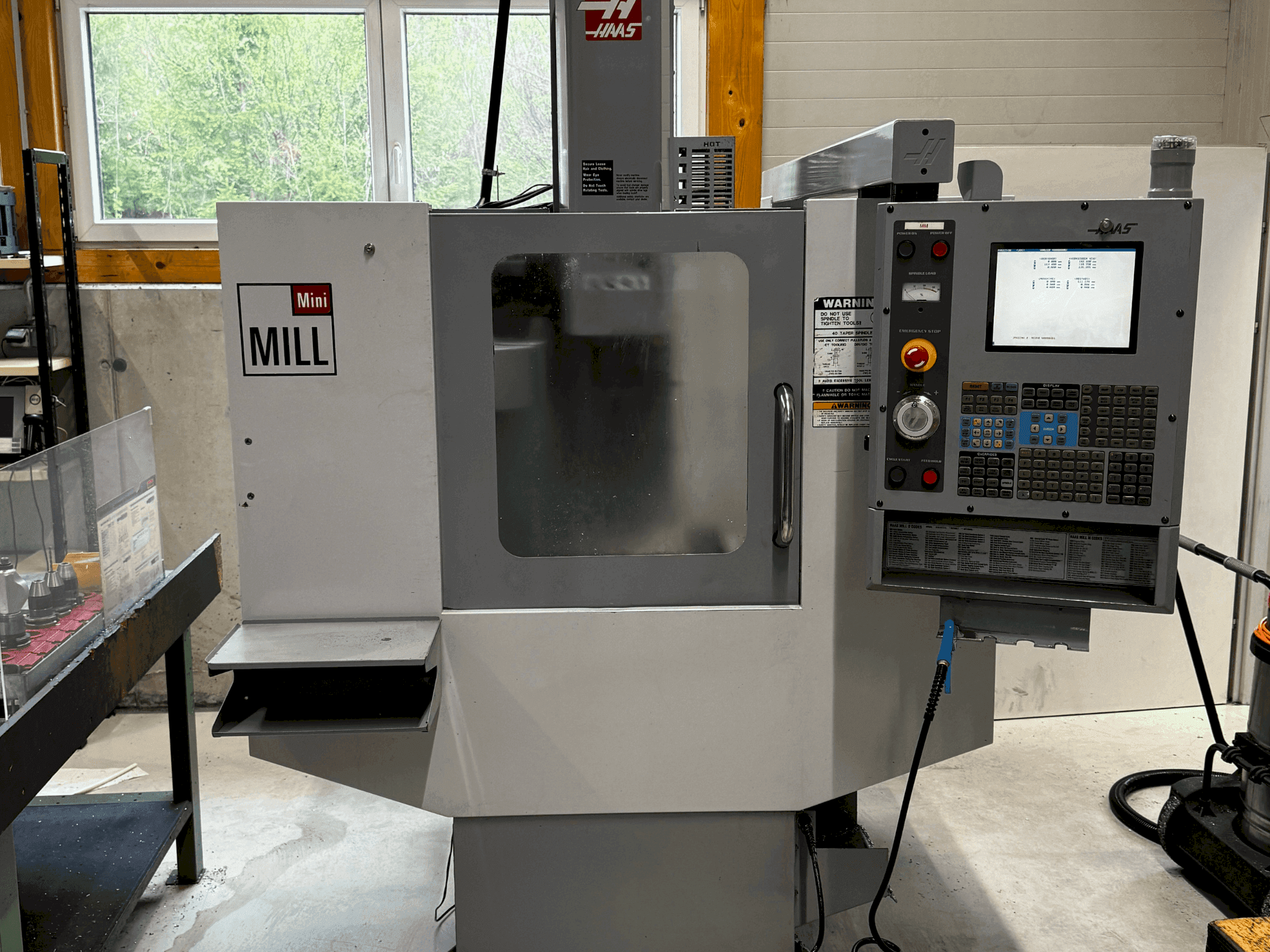 HAAS Mini-Mill HE Mašinos vaizdas iš priekio