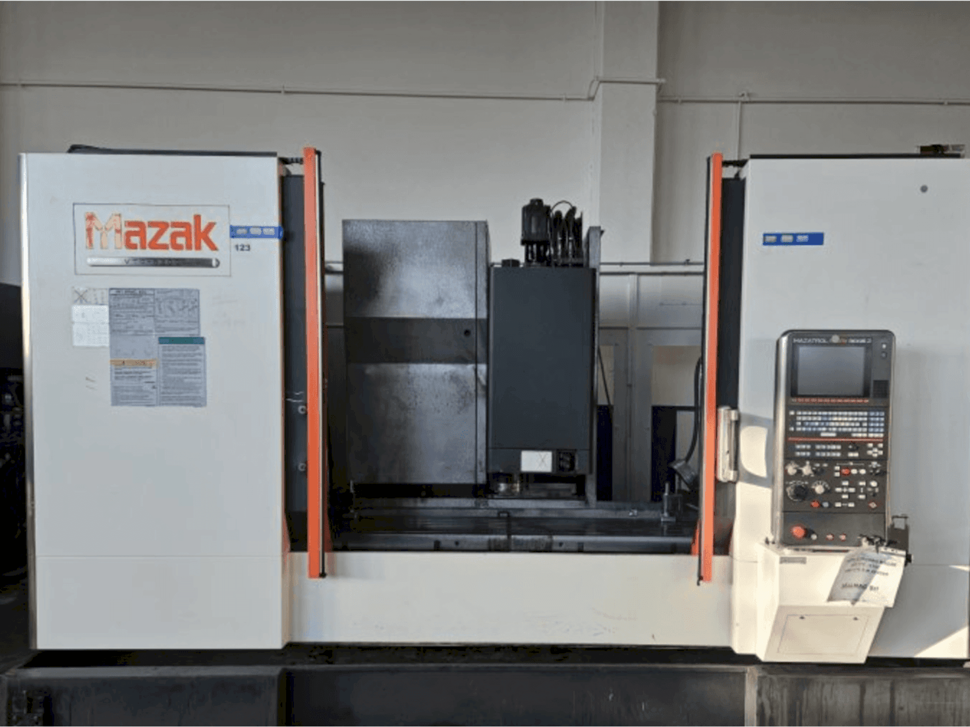 Mazak VTC-530C Mašinos vaizdas iš priekio