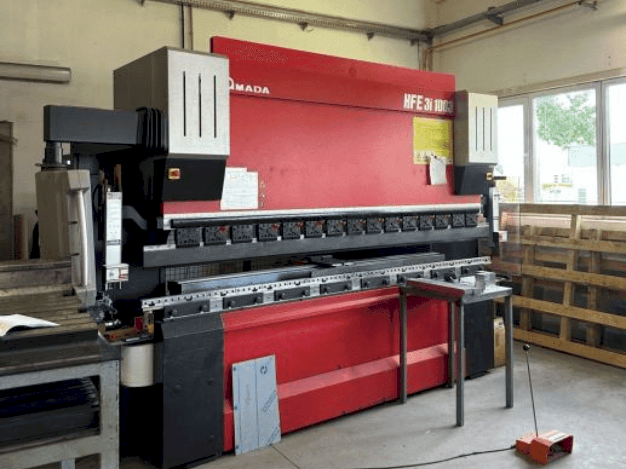 AMADA HFE 3i 1003 Mašinos vaizdas iš priekio