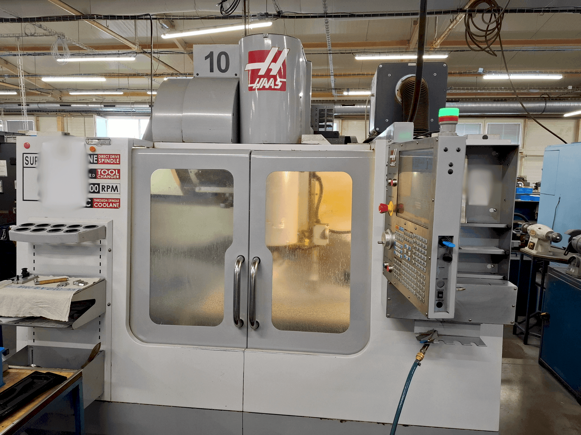 HAAS VF-2SSHE Mašinos vaizdas iš priekio