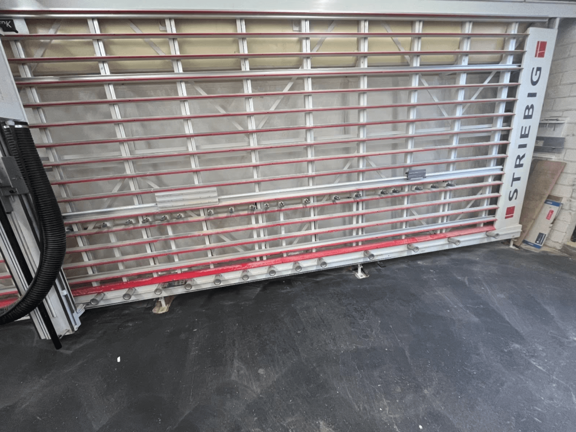 STRIEBIG Standart II TKR 6220A plokščių pjūklas, žiūrint iš priekio; metalinis rėmas su raudonais bėgeliais ir pjovimo komponentais.