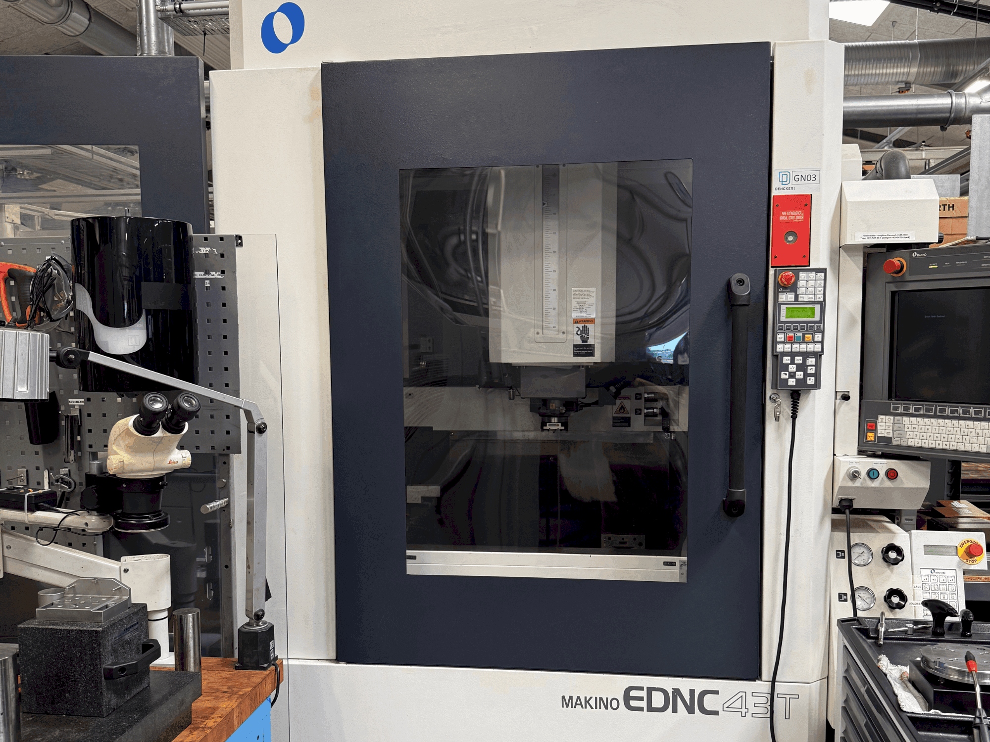 Makino EDNC 43T incl. Erowa Robot 120 pcs Mašinos vaizdas iš priekio