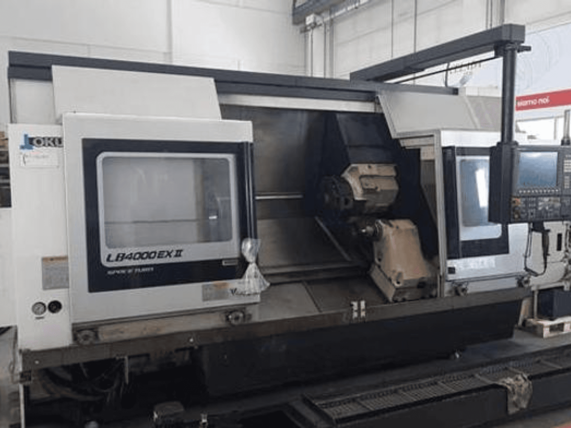 JOKI LATHES LB4000EX II, priekinis vaizdas, kuriame matomas valdymo skydelis, suklys ir darbo zona, skirta tiksliam apdirbimui.