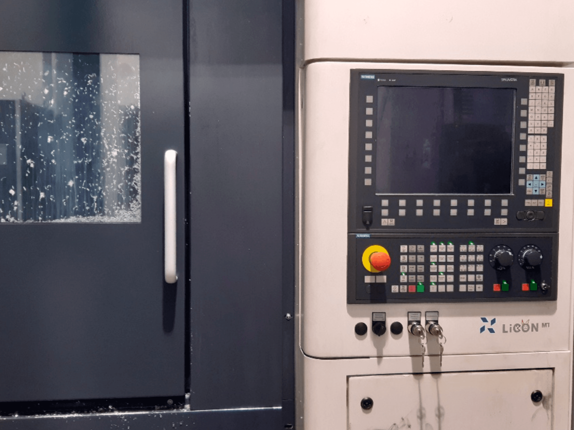 „LICON LiFLEX II 766 i3 DT B22“ horizontalios tekinimo staklių valdymo pultas, vaizdas iš priekio, kuriame matomas ekranas ir valdymo elementai.