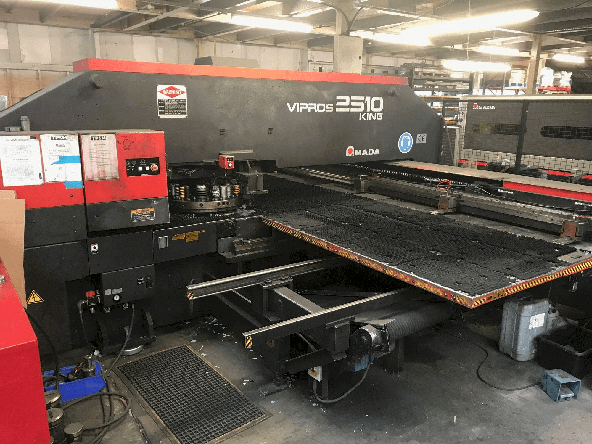 AMADA VIPROS 2510 KING Mašinos vaizdas iš priekio