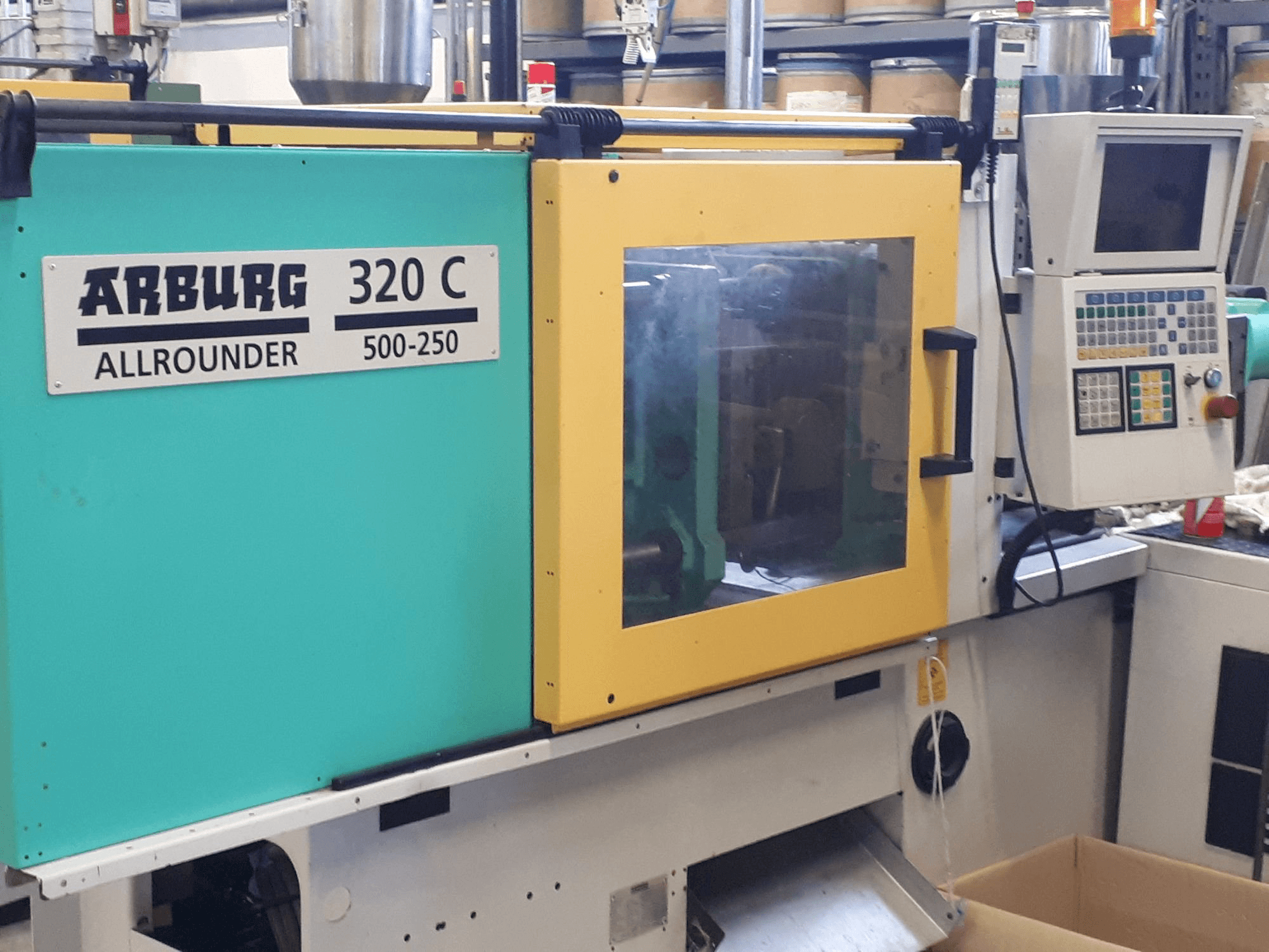 Arburg 320c 500-250 Mašinos vaizdas iš priekio
