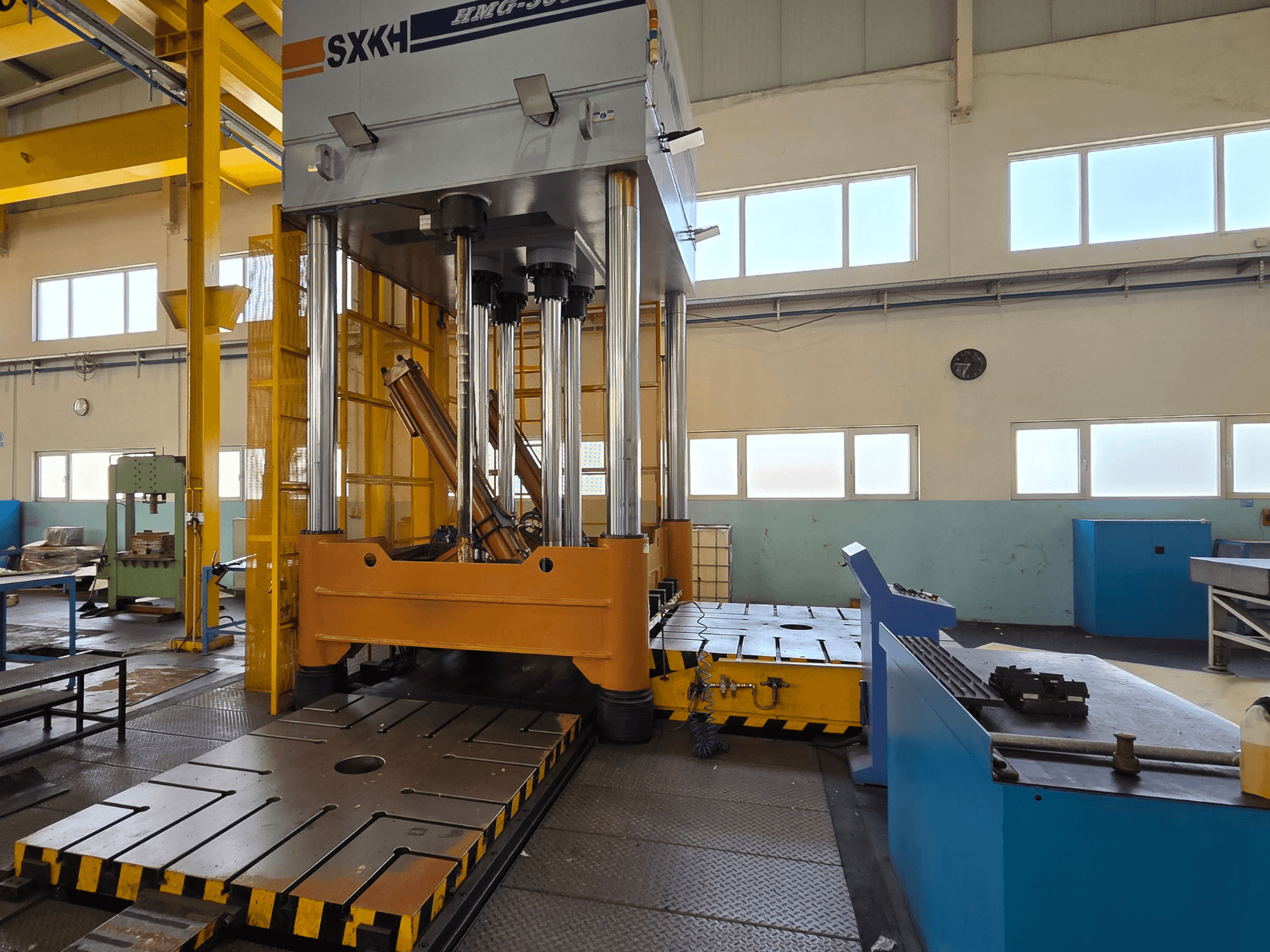 Hidraulinis presas SXKH HMG-300JM su dideliais presavimo cilindrais ir tvirtu pagrindu gamykloje iš priekio.