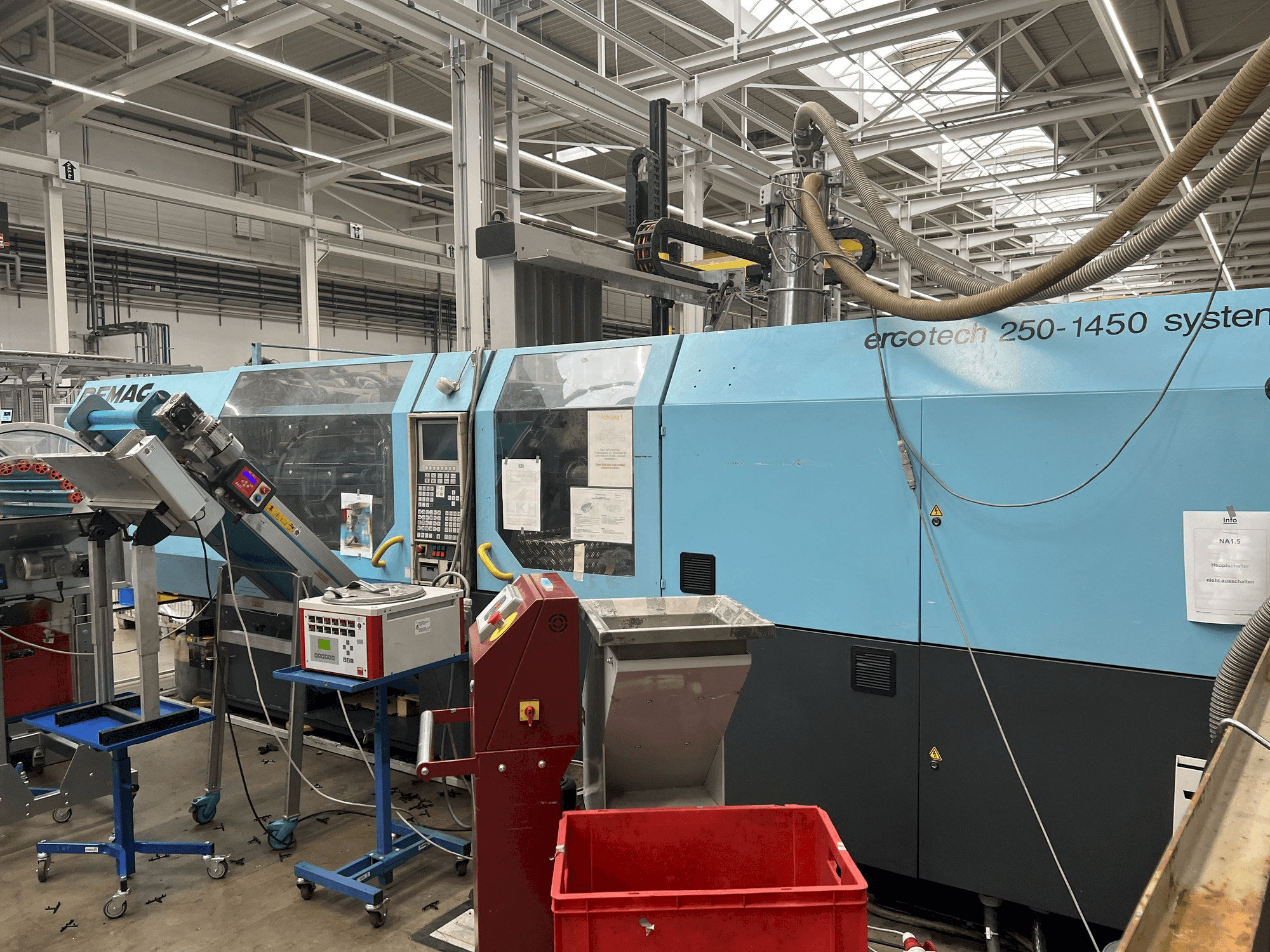 DEMAG 250-1450 Mašinos vaizdas iš dešinės pusės
