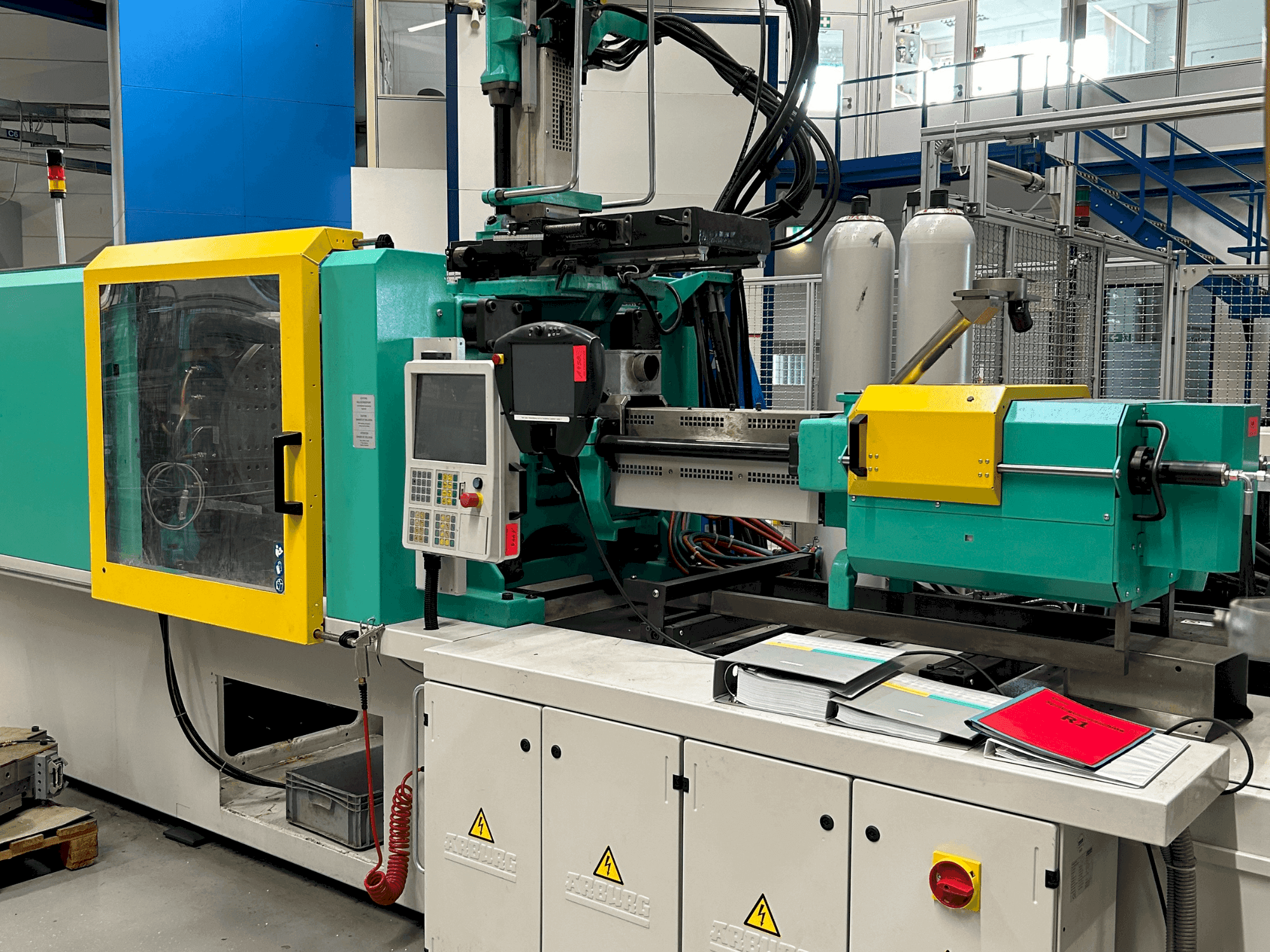 Arburg 570S 2200-400/170 Mašinos vaizdas iš priekio