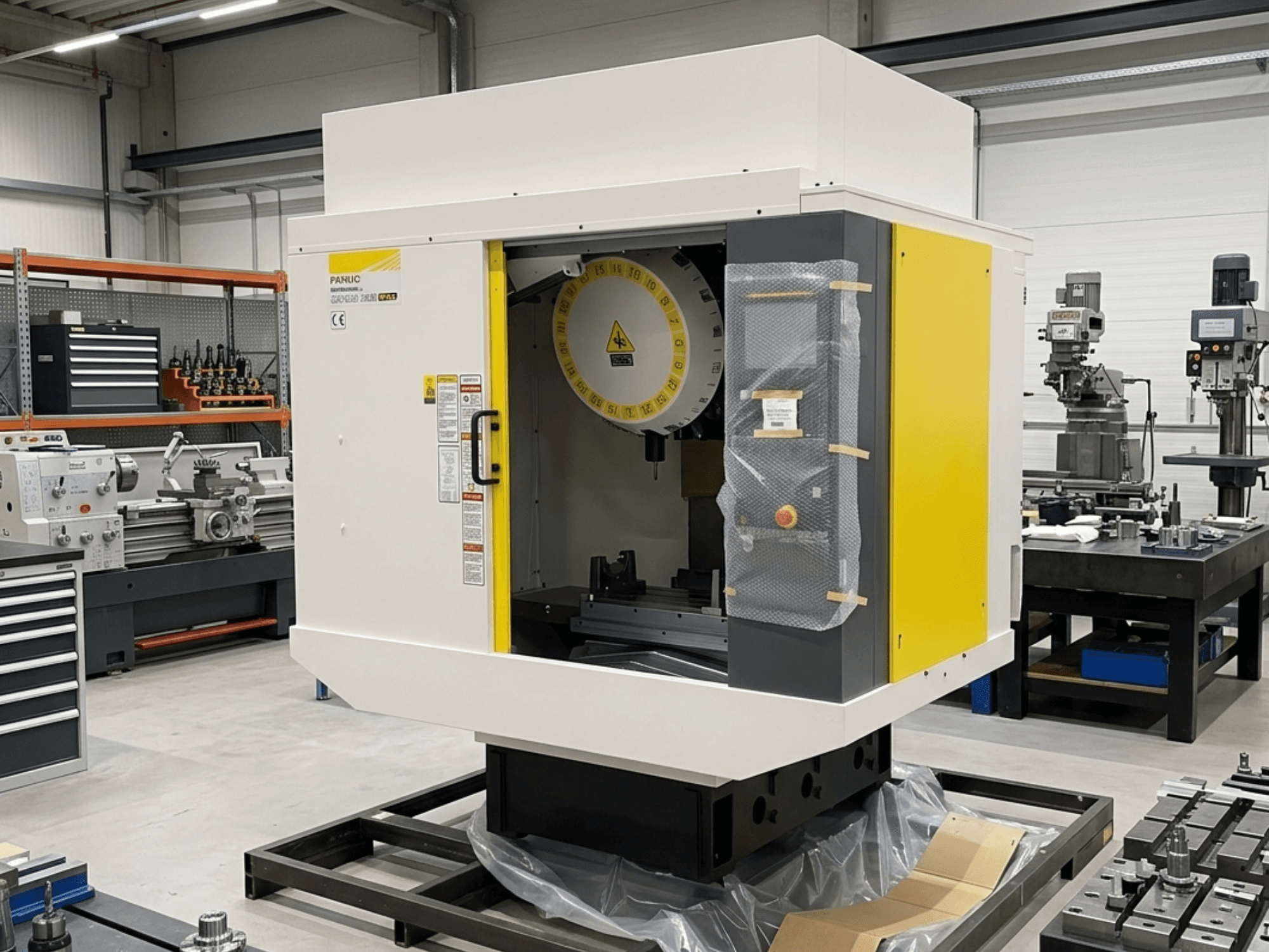FANUC Robodrill Alpha D21LIB5 Plus vertikalaus apdirbimo centro šoninis vaizdas, matomas valdymo skydelis ir darbo zona.