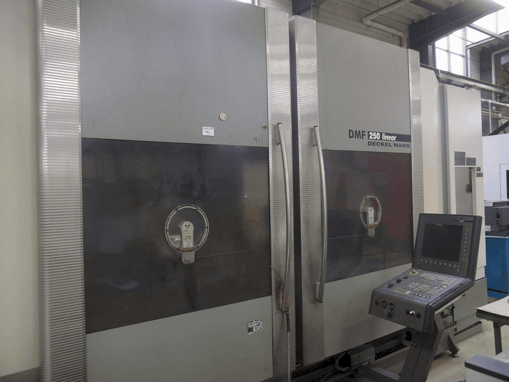 DECKEL MAHO DMF 250 linear Mašinos vaizdas iš priekio