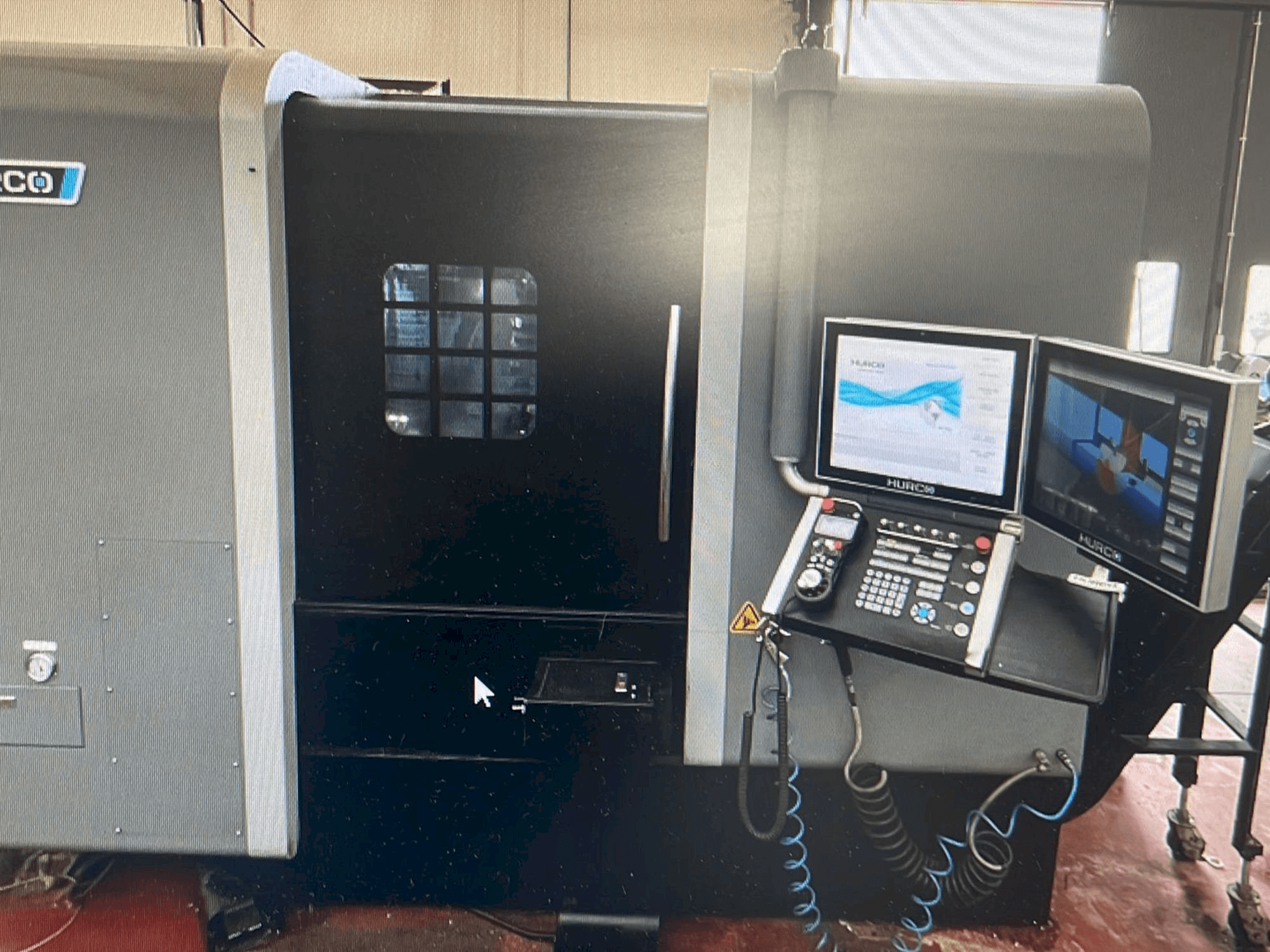 Hurco TMX8MYSi Mašinos vaizdas iš priekio