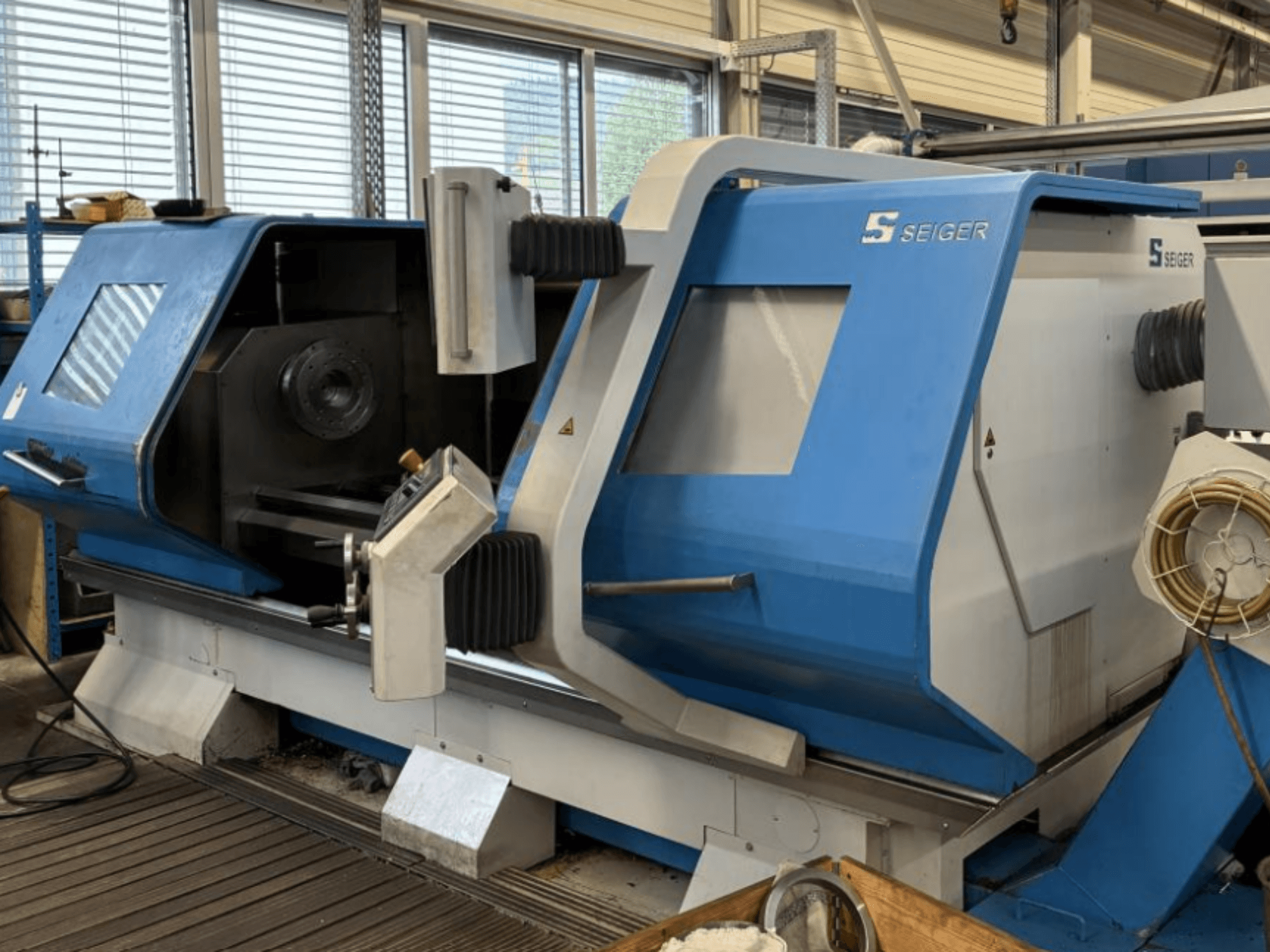 SEIGER SLZ-620E horizontalus tekinimo staklės, vaizdas iš priekio, kuriame matomas valdymo pultas ir pagrindinio suklio sritis.