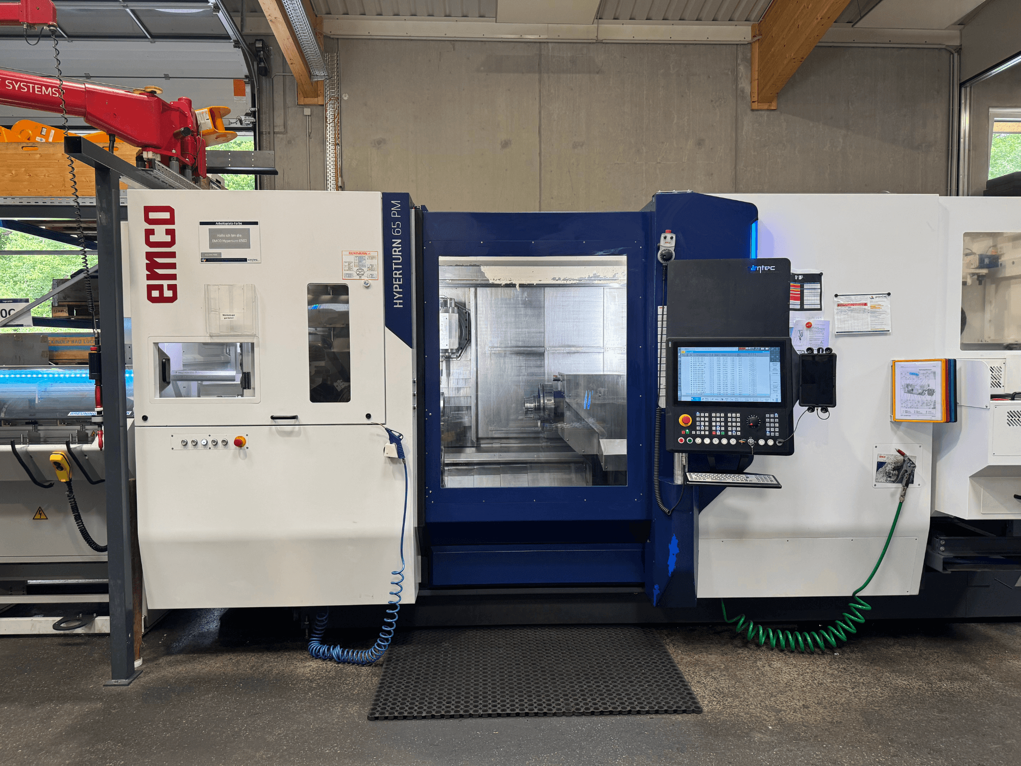 EMCO Hyperturn 65 PM staklės, priekinis vaizdas, kuriame matomas valdymo skydelis, suklio sritis ir darbinės funkcijos.