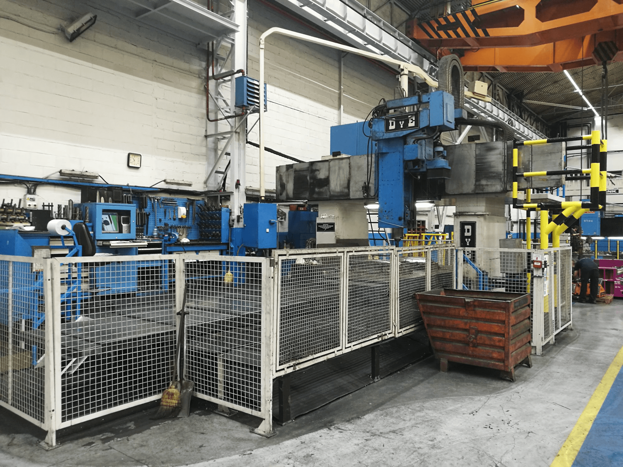 DYE FPF-2-N/C Mašinos dešinės pusės vaizdas