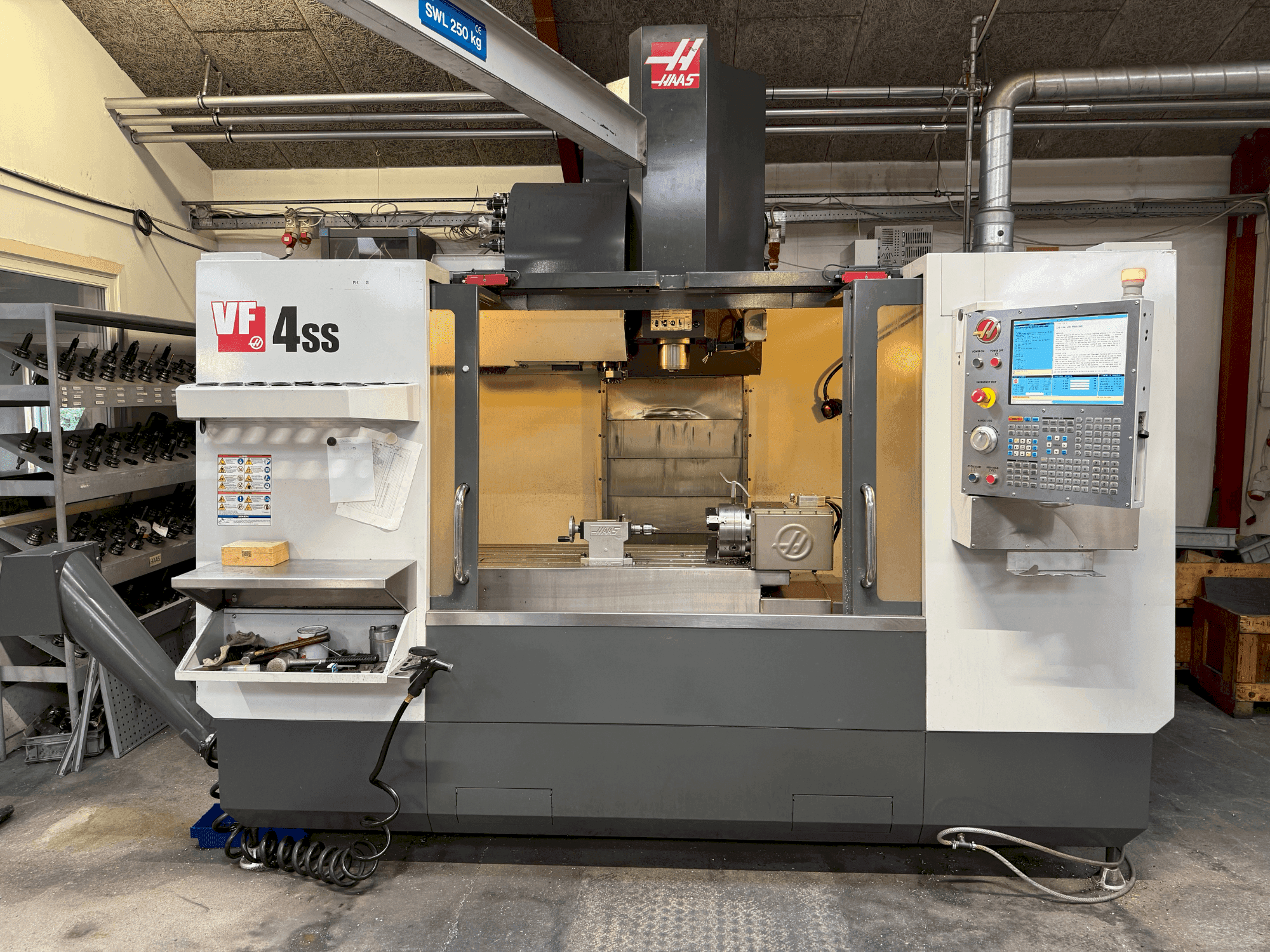 HAAS VF-4SS Mašinos vaizdas iš priekio