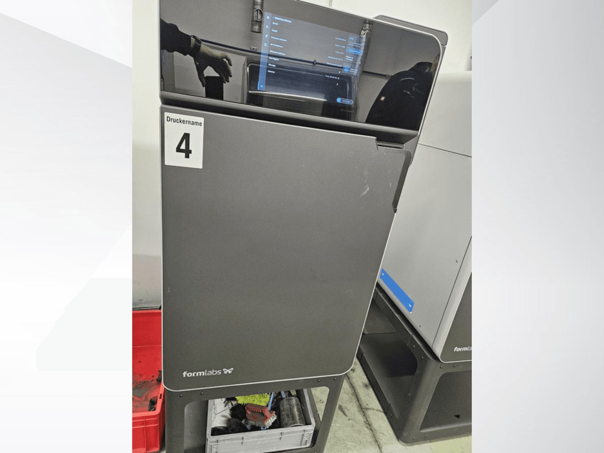 „FORMLABS Fuse 1+“ 30 W plastikinis 3D spausdintuvas, vaizdas iš priekio, kuriame matomas jutiklinis ekranas ir užrašas „Druckname 4“.