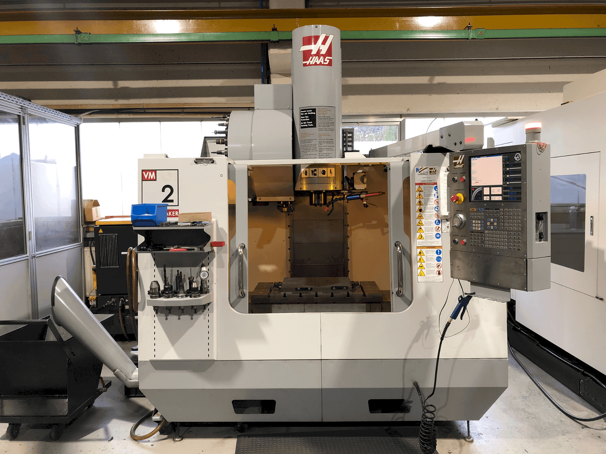 HAAS VM-2HF Mašinos vaizdas iš priekio