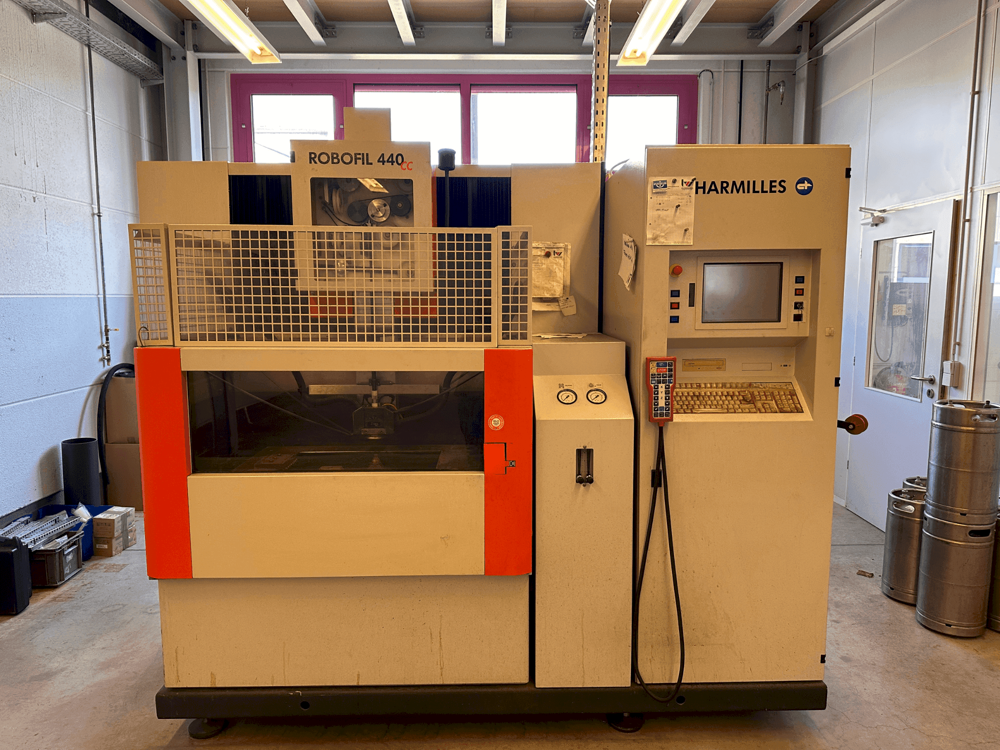 CHARMILLES Robofil 440 CC Mašinos vaizdas iš priekio