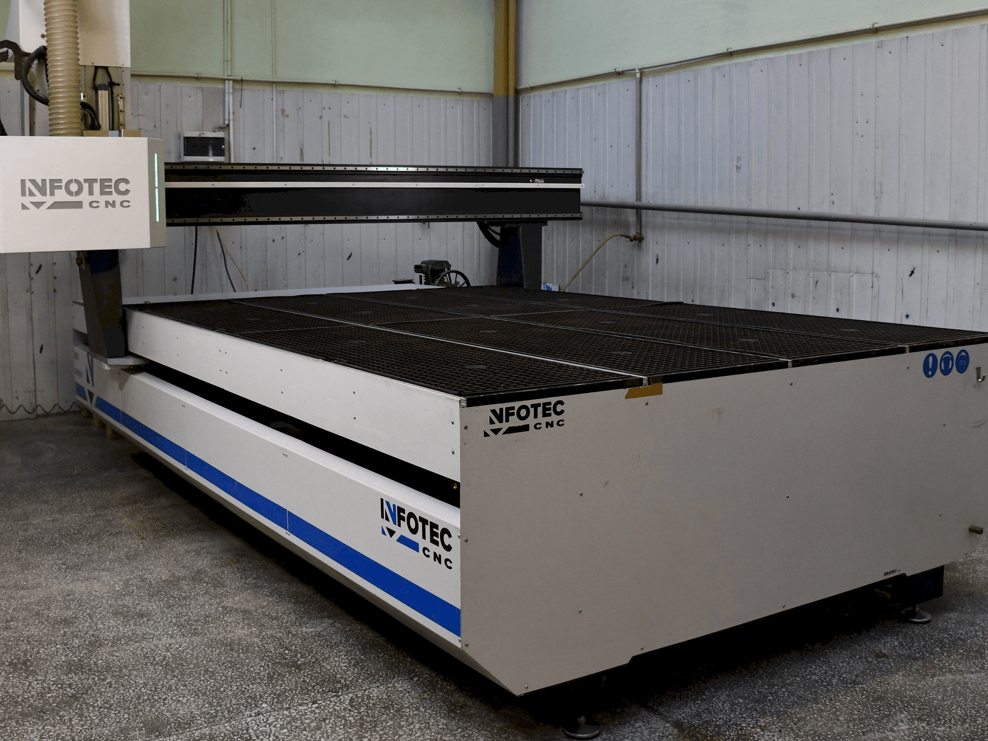 INFOTEC 3121 E Mašinos vaizdas iš priekio