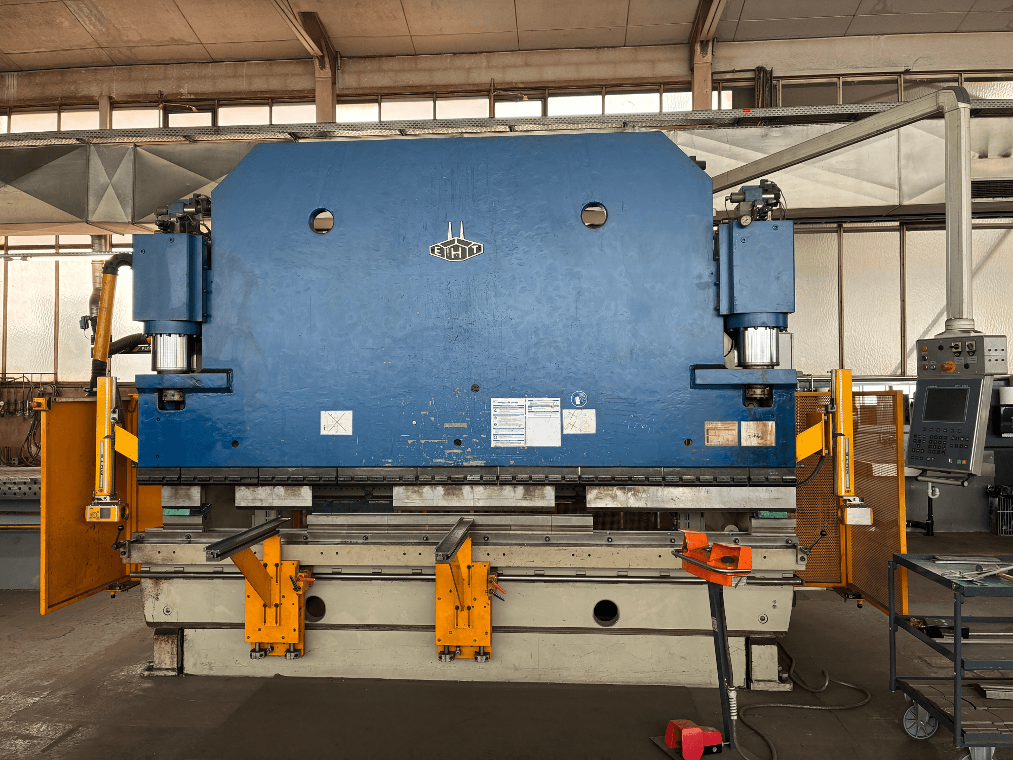 Vertikalusis apdirbimo centras "Bridgeport VMC 1000 22", priekinis vaizdas, kuriame matyti mėlynas korpusas, valdymo skydelis ir darbiniai komponentai.