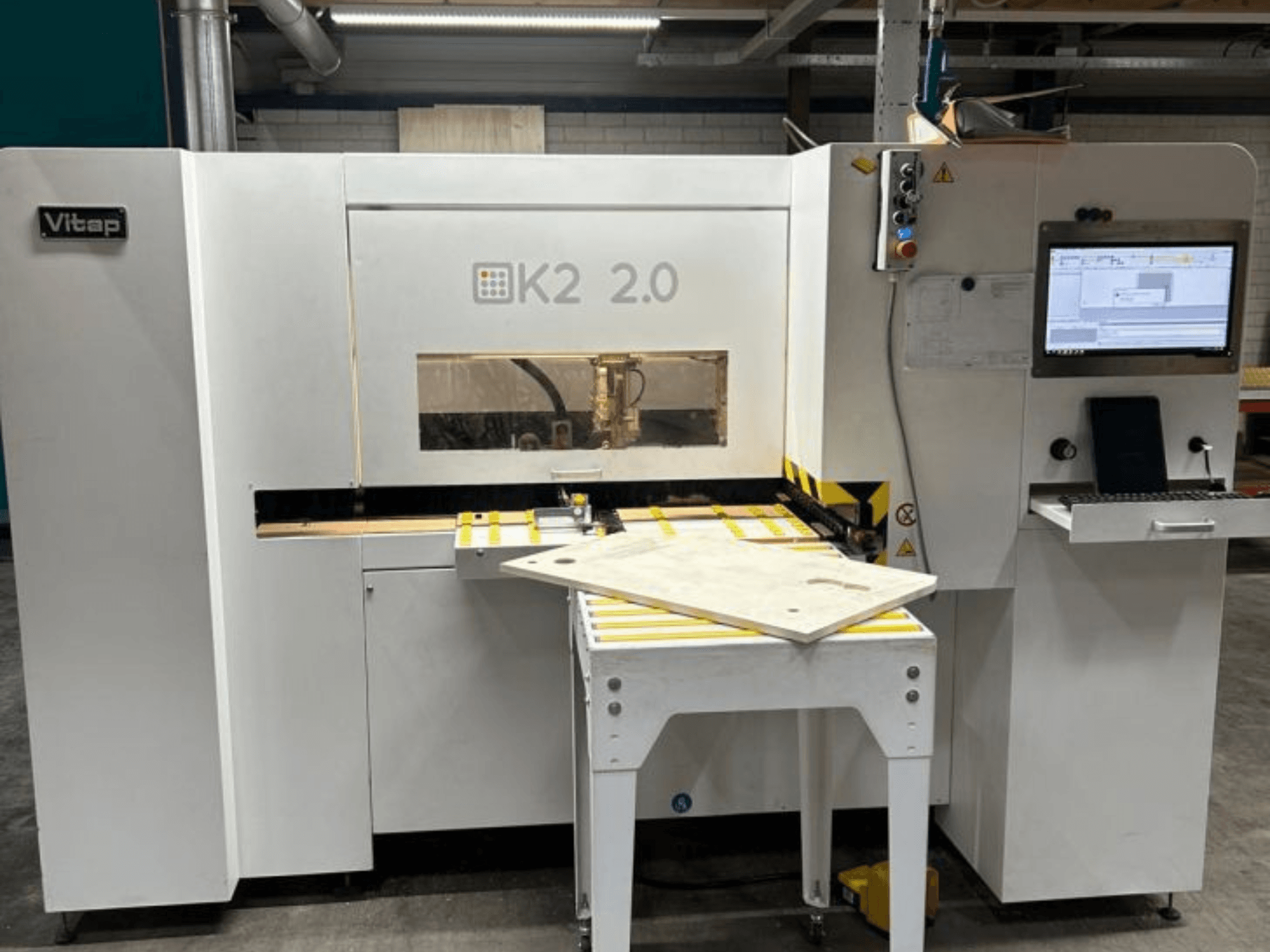 CNC apdirbimo centras "VITAP Point K2 2.0", priekinis vaizdas, kuriame matyti valdymo skydelis, darbo paviršius ir saugos elementai.