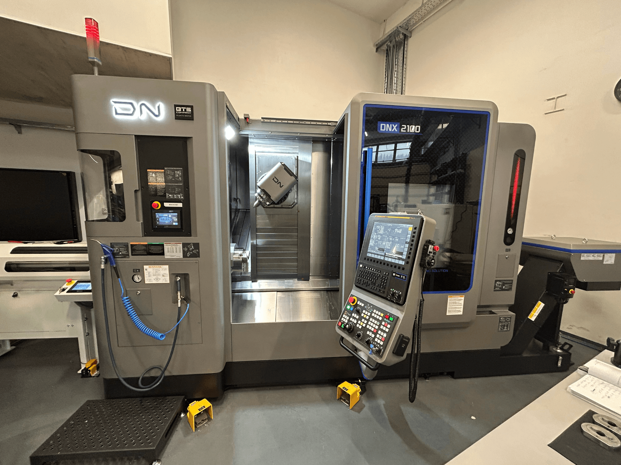 DN ONX 2100 CNC staklės, vaizdas iš priekio, valdymo skydelis, darbo zona ir įrankis. Įrengta saugos lemputė ir veikimo indikatoriai.