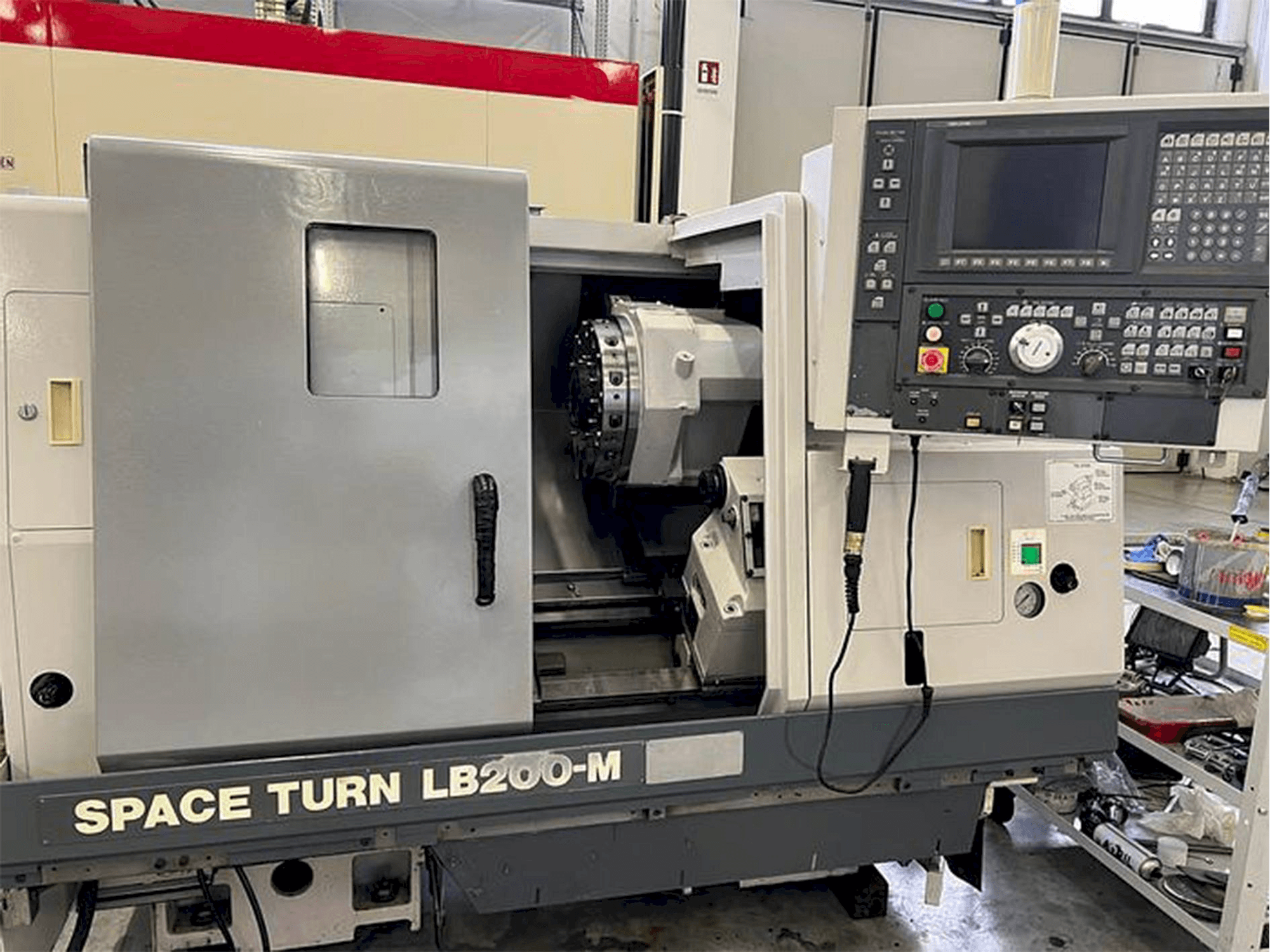 Okuma Space Turn LB 200M Mašinos vaizdas iš priekio
