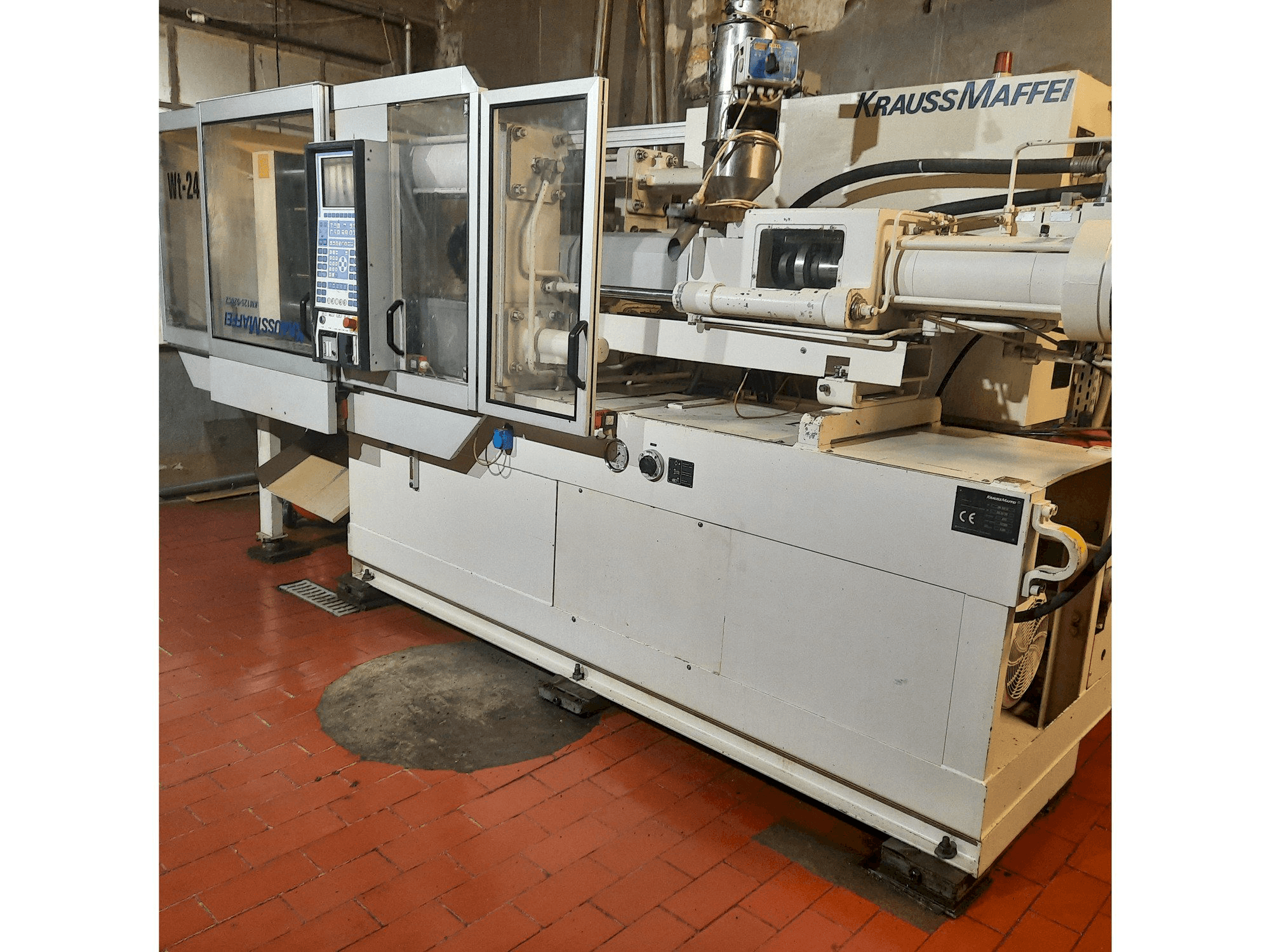 Krauss Maffei KM 125-520 C2 Mašinos vaizdas iš priekio