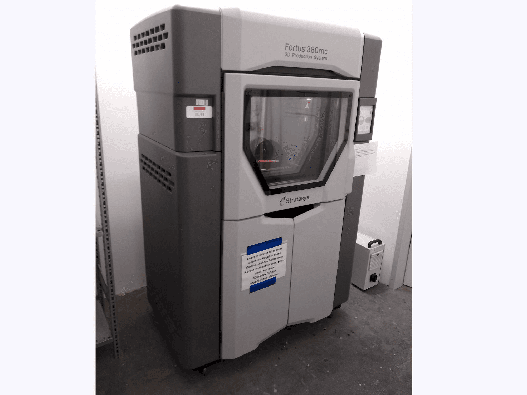 Stratasys Fortus 380MC Mašinos vaizdas iš priekio