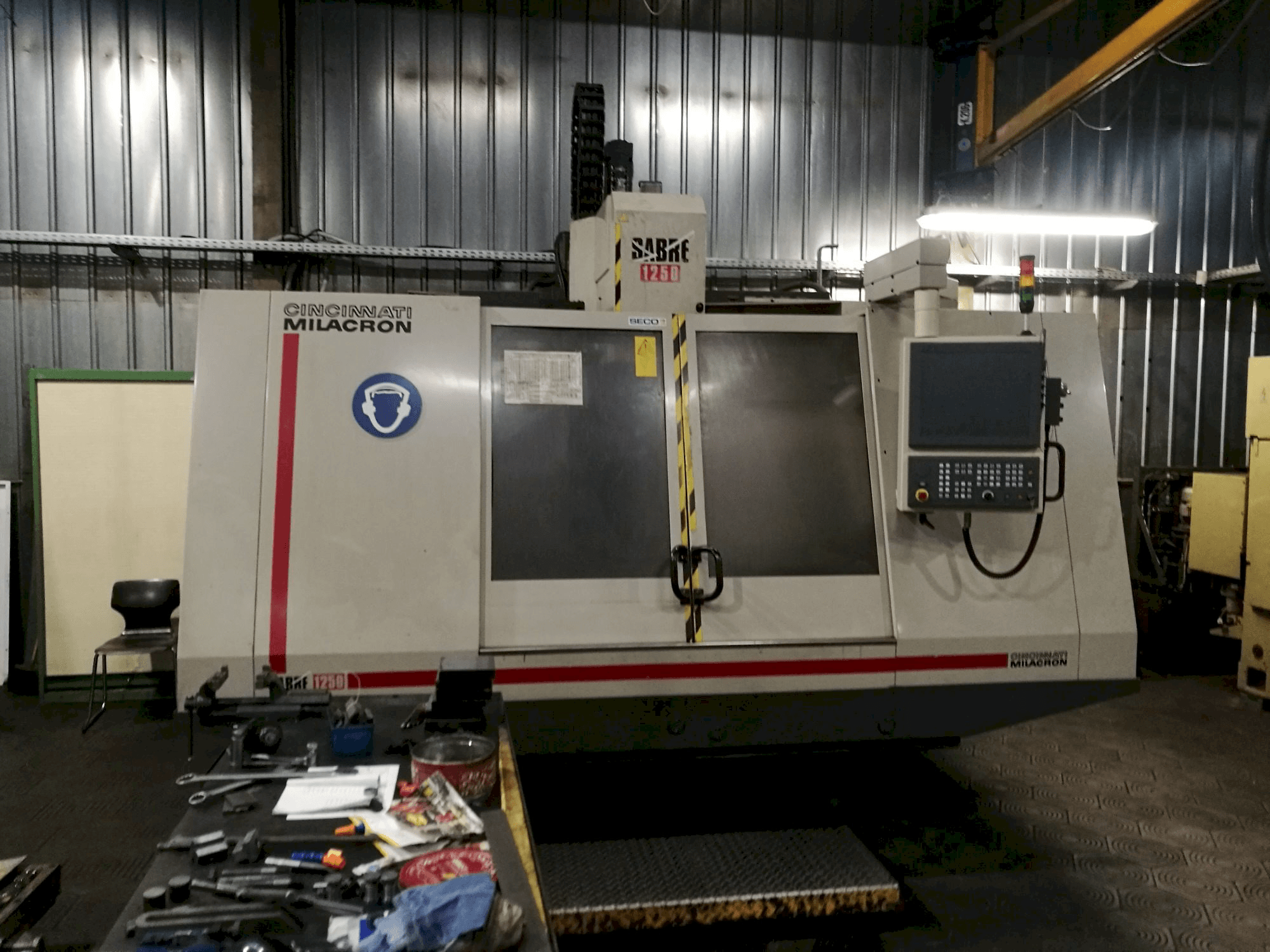 Cincinnati Milacron Sabre 1250 Mašinos vaizdas iš priekio